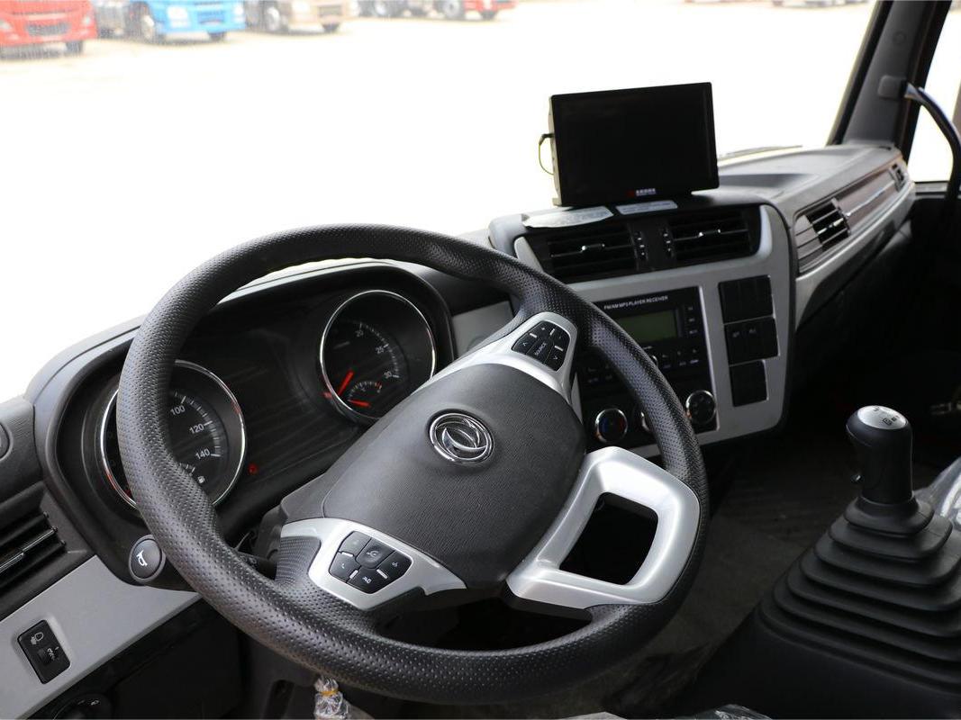 Driver operating Dongfeng 4x2 refrigerated truck