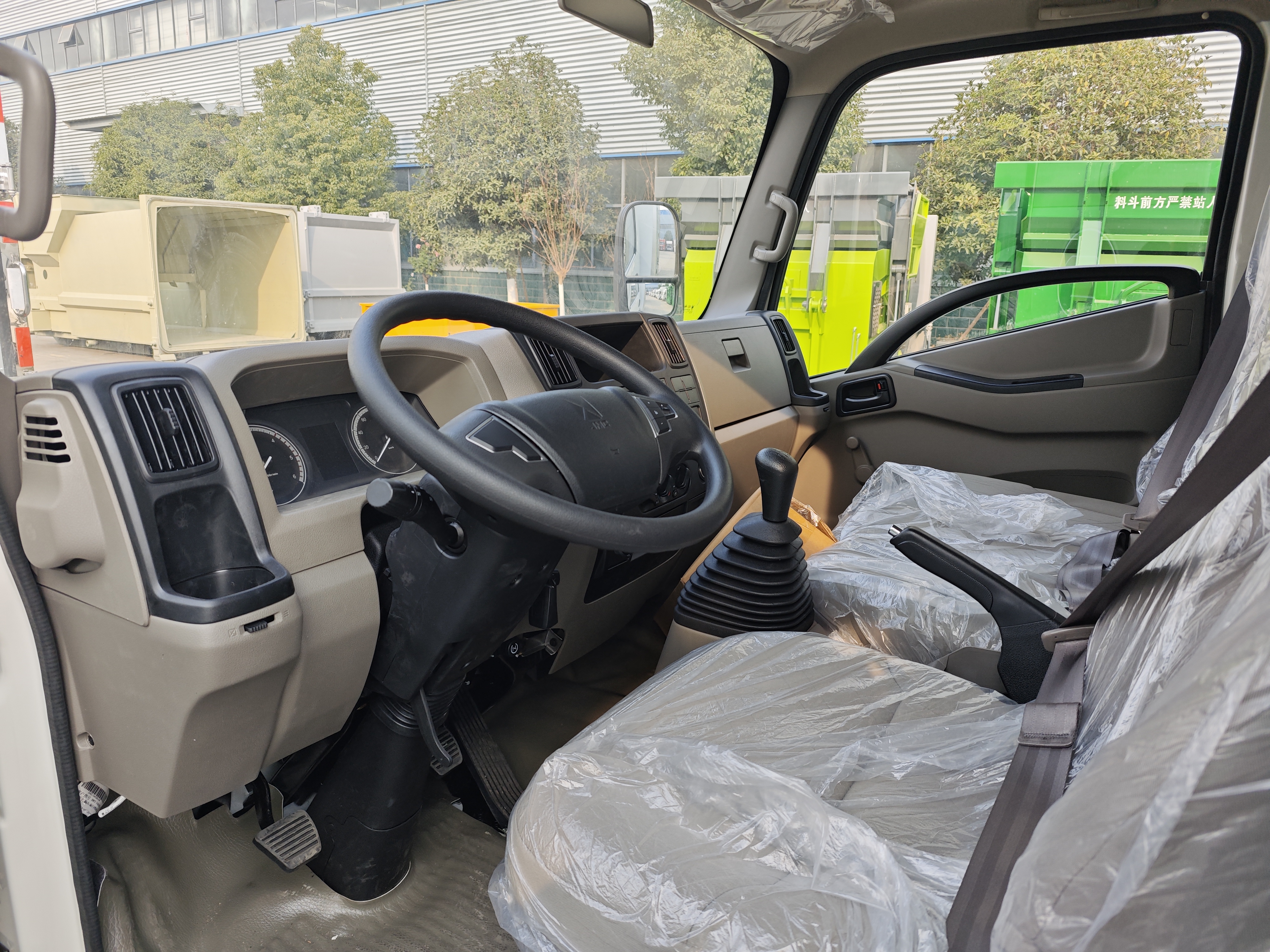 HOWO 4x4 Refrigerated Truck 9