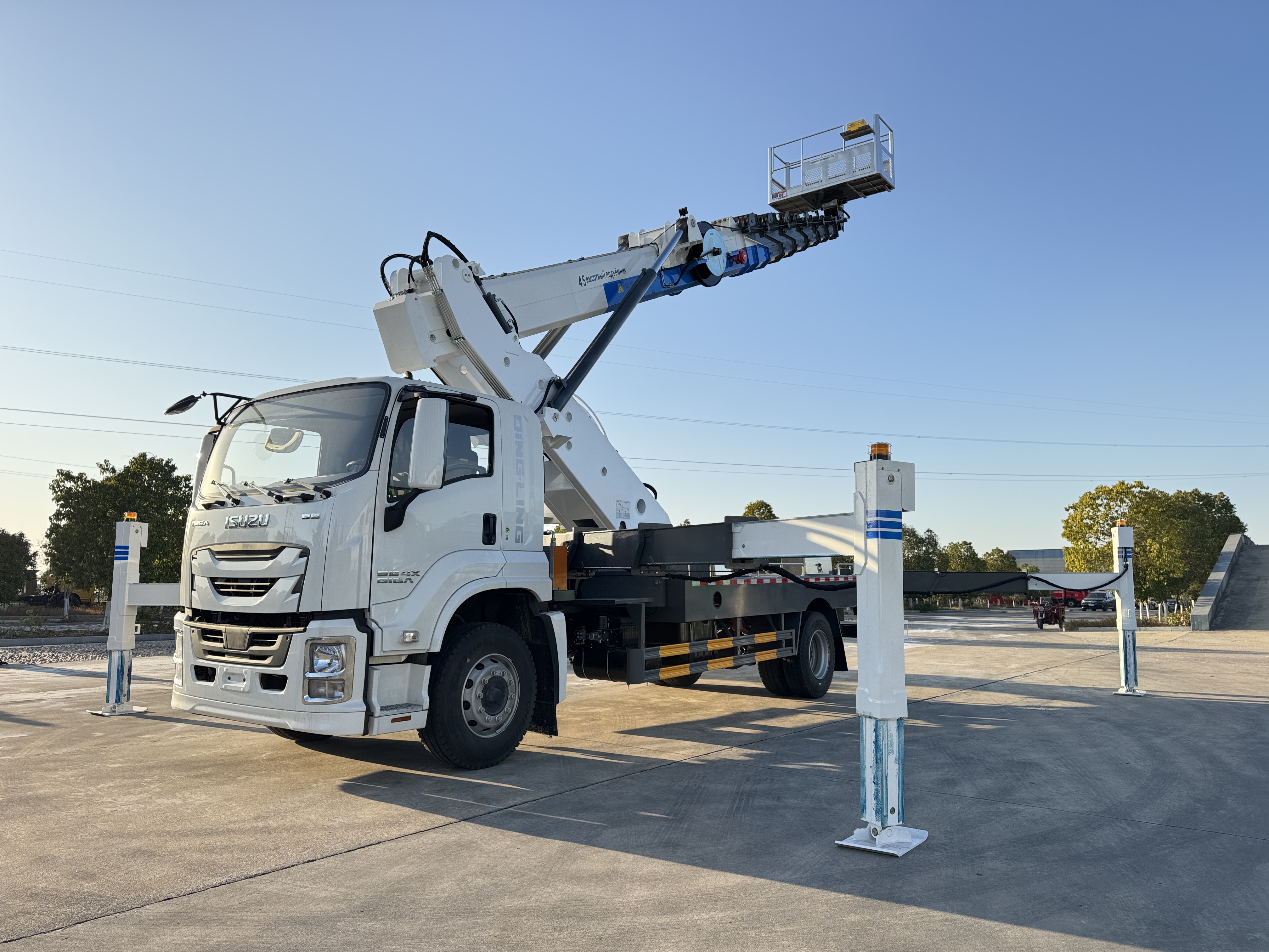 Telescopic boom aerial truck with 360 degree rotating bucket