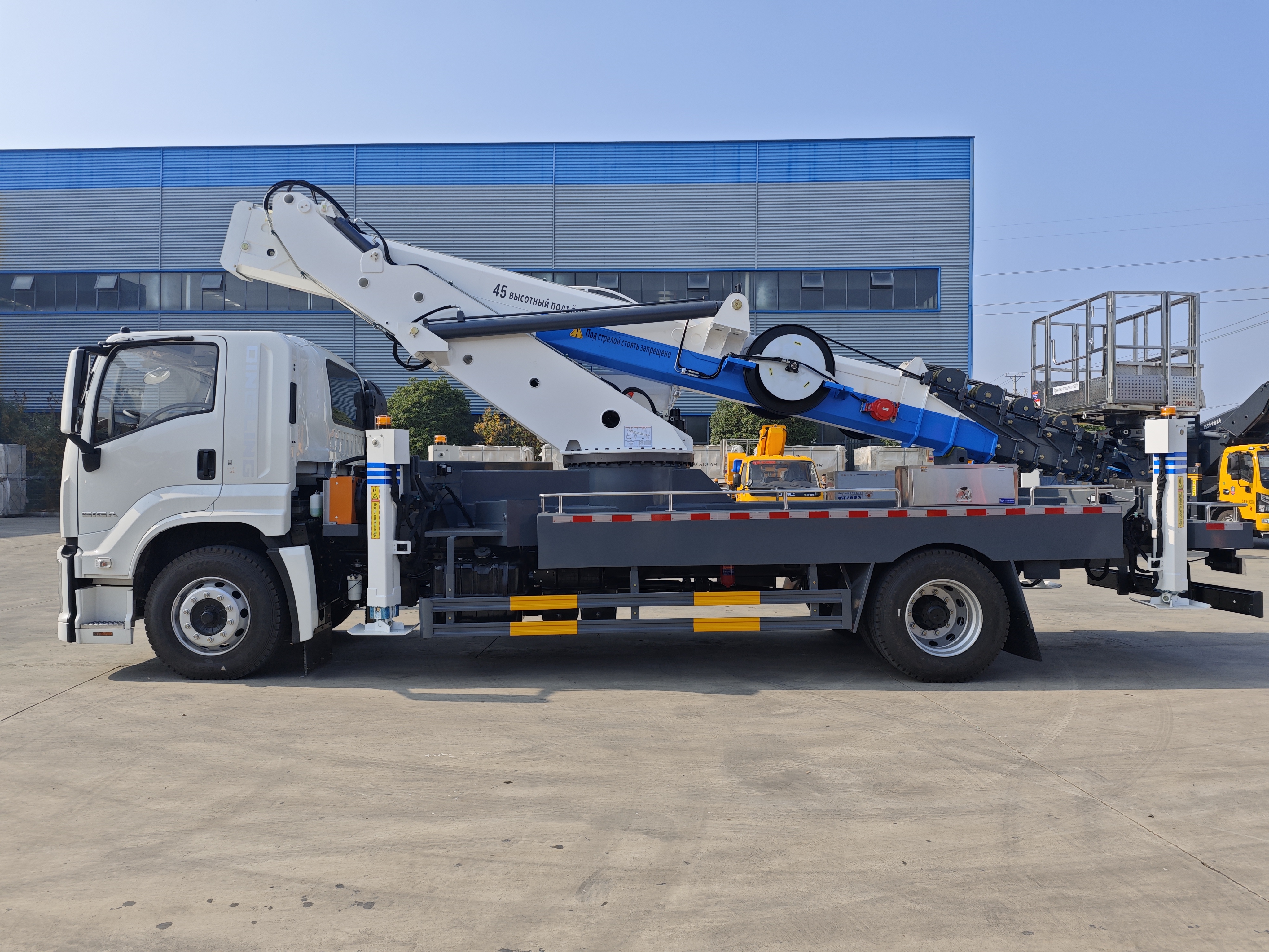 Industrial aerial work platform with hydraulic outriggers