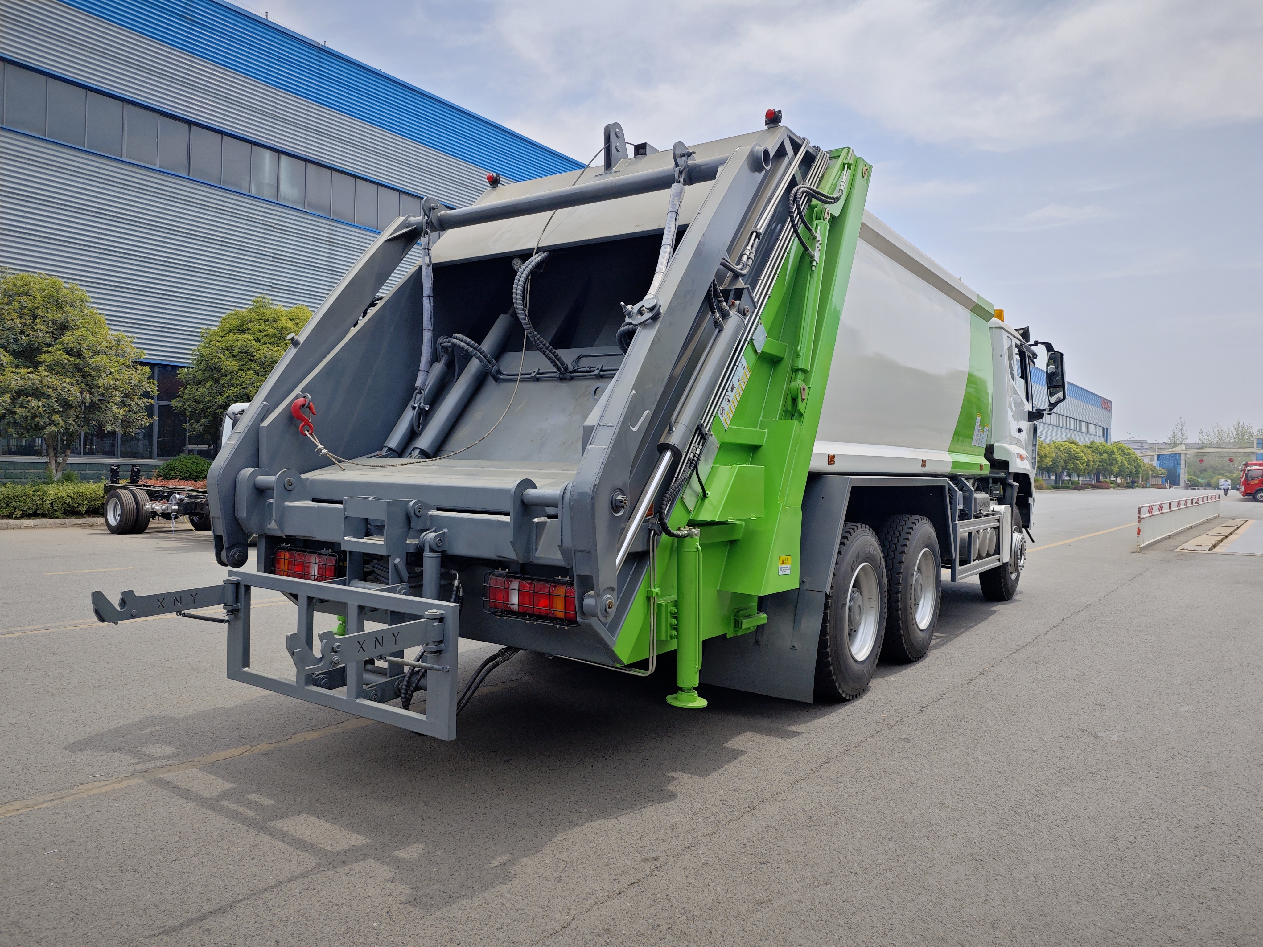 Rear loading garbage compactor mechanism