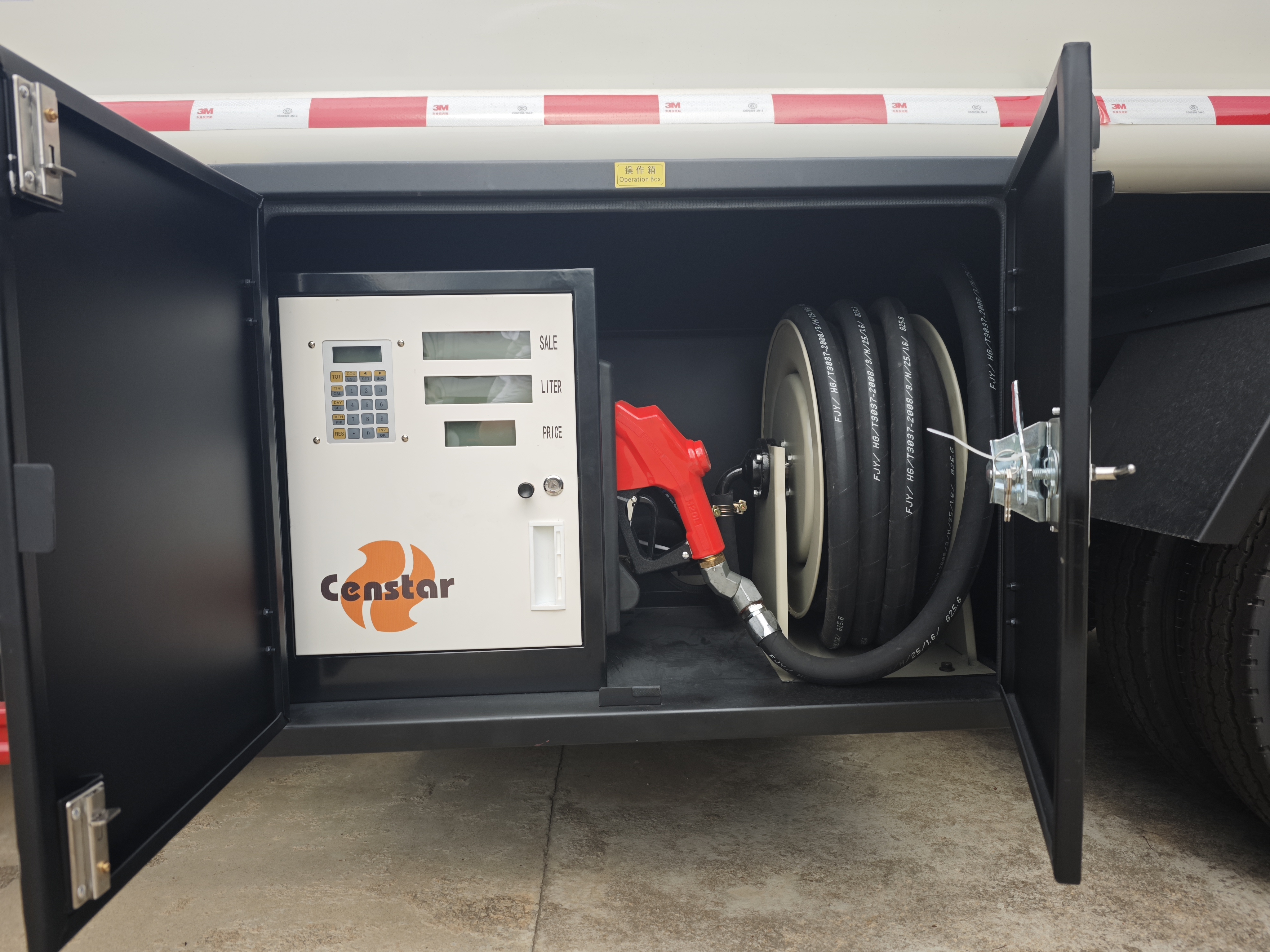 JAC oil tank truck with lockable outlet box