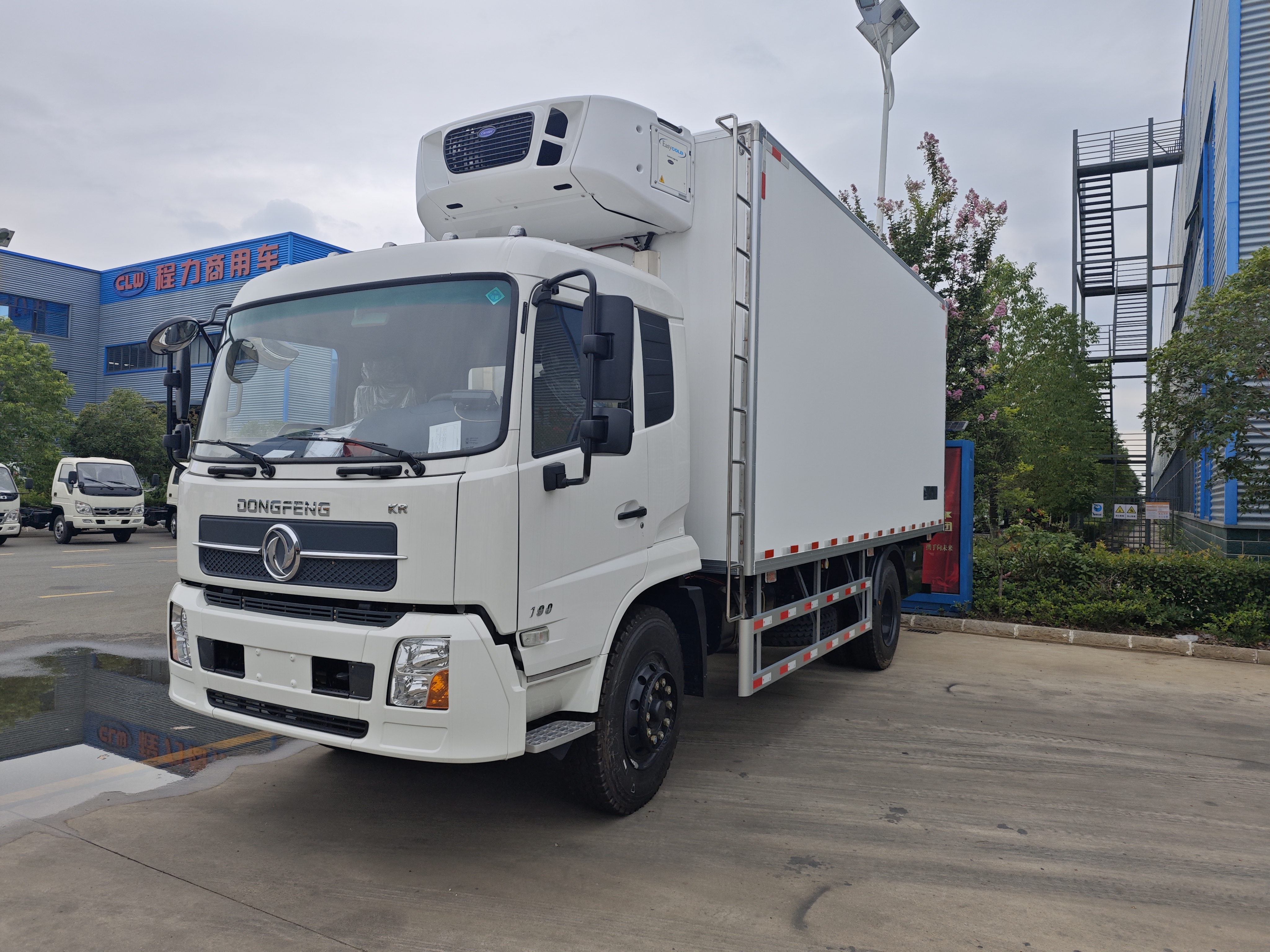 Dongfeng 4x2 refrigerated truck front view