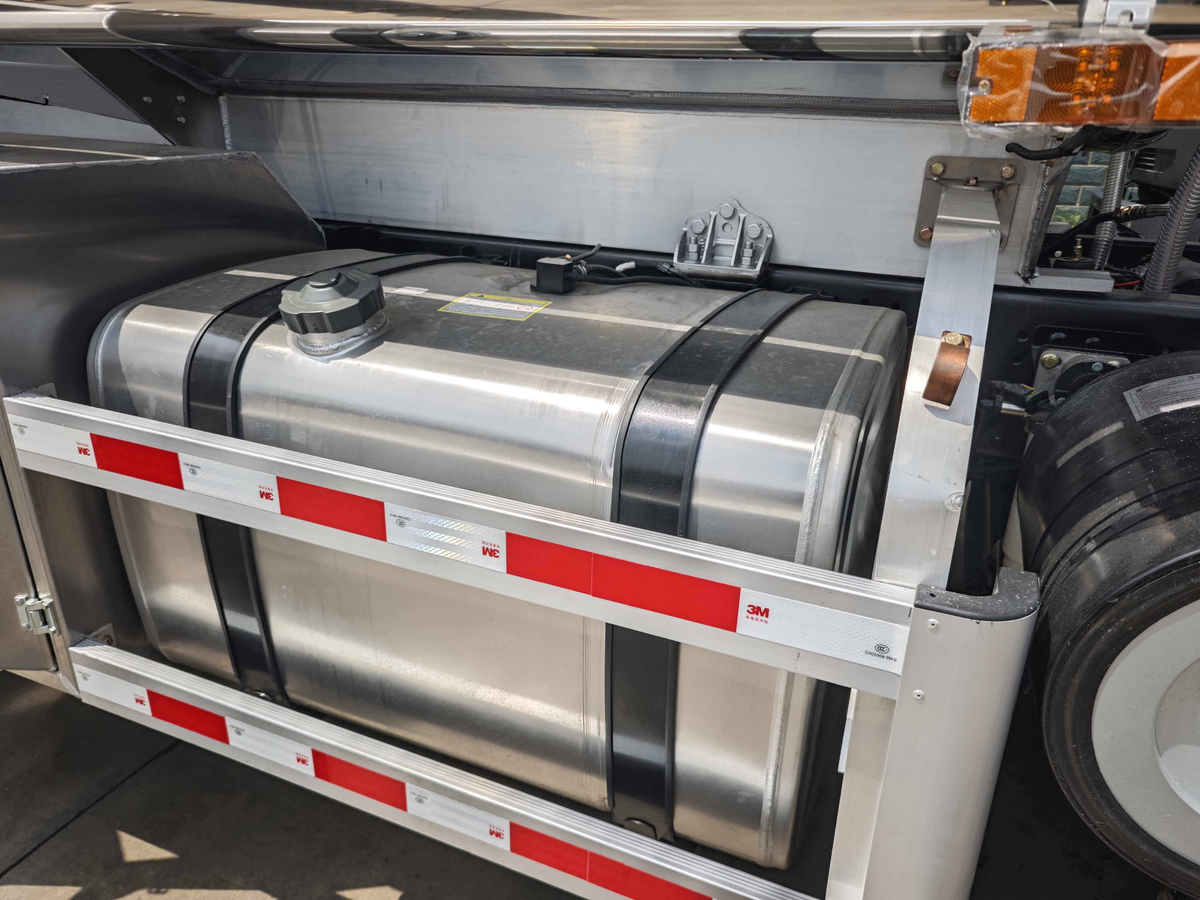 Heavy-duty Shacman tanker truck with FAST gearbox