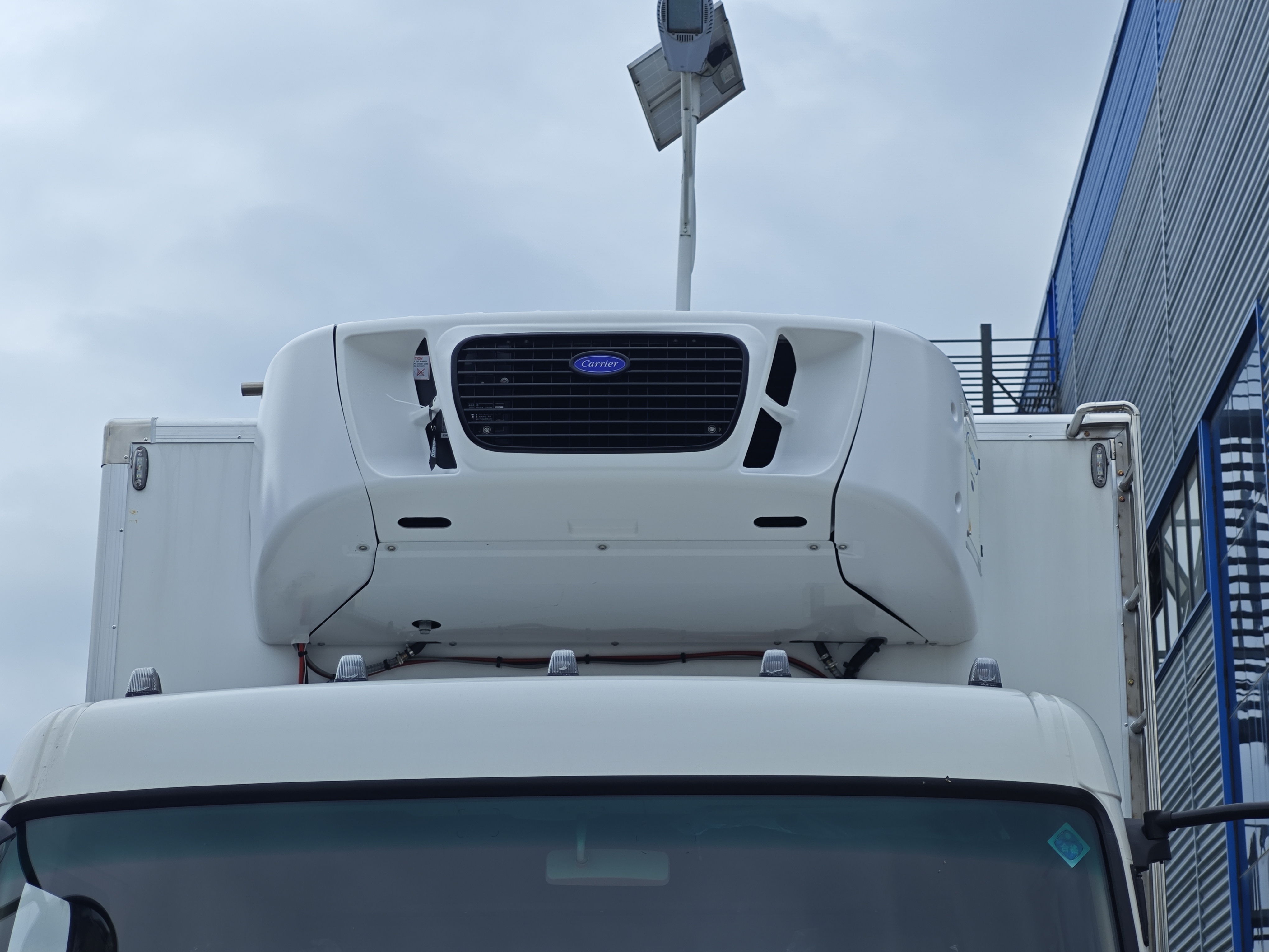 Carrier refrigeration unit on Dongfeng cold chain truck