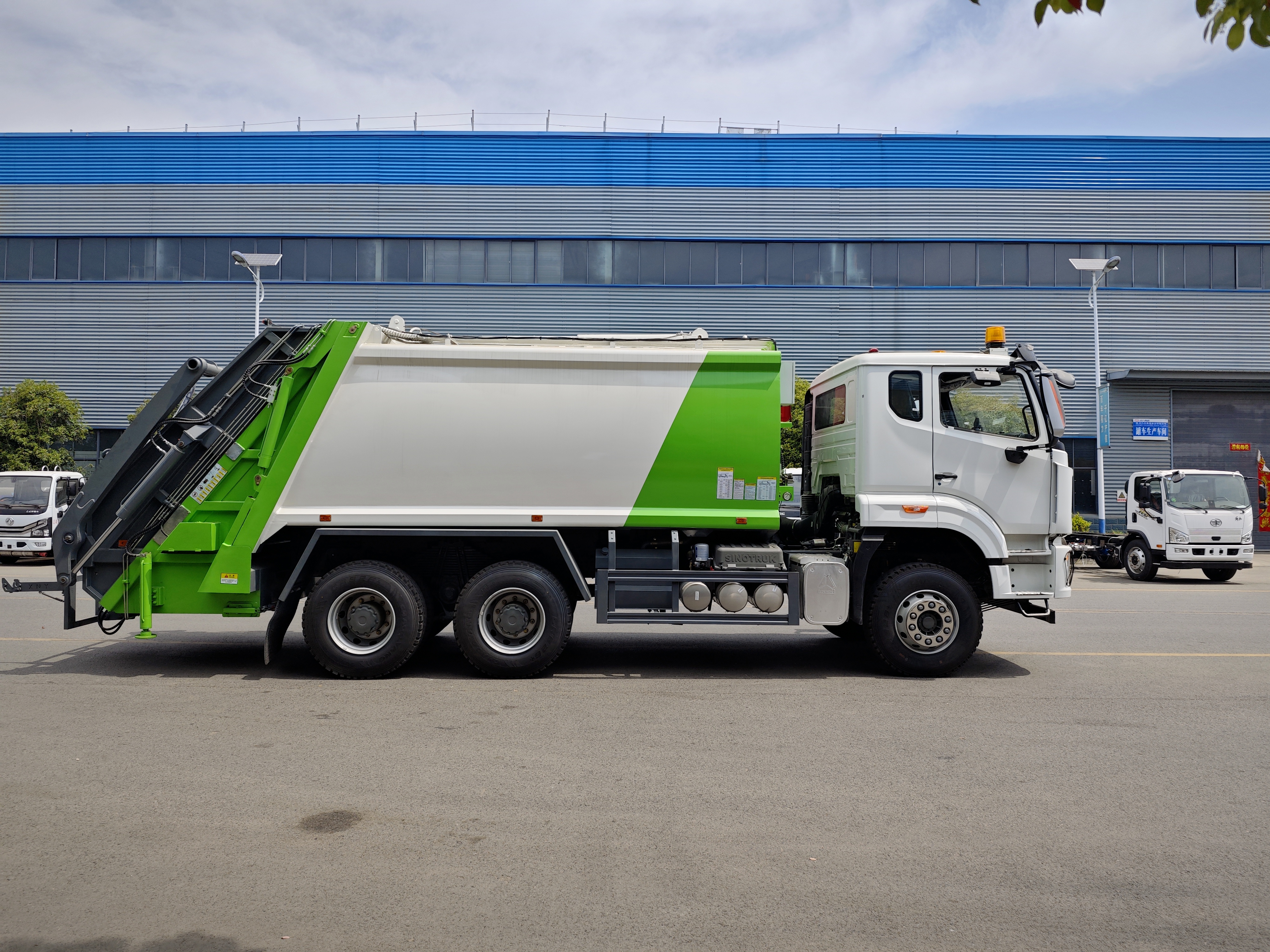 T700L steel compactor body of HOWO 6x4 truck