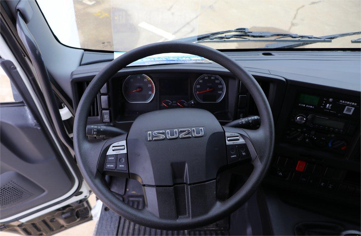 ISUZU 4x2 refrigerator truck for meat, dairy, and seafood delivery