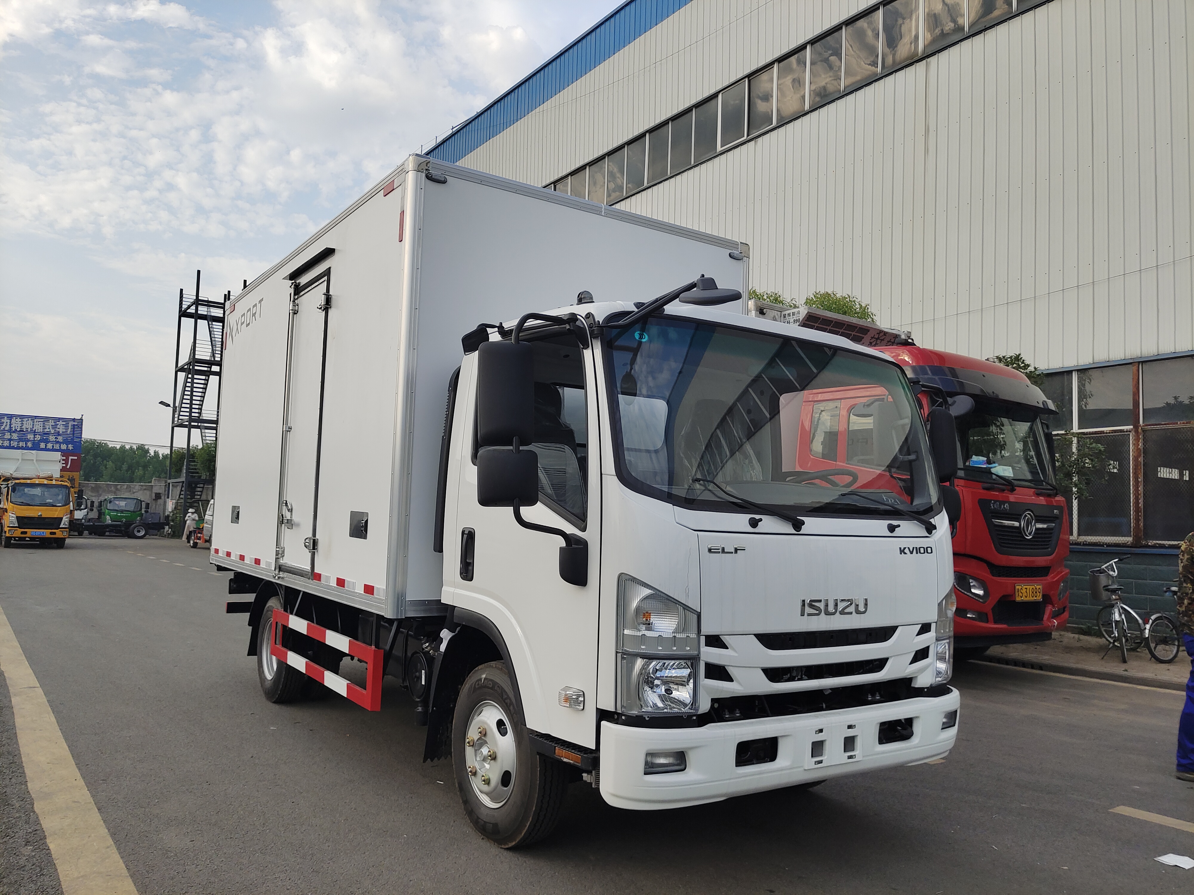 ISUZU KV100 4x2 Van Box Truck 1