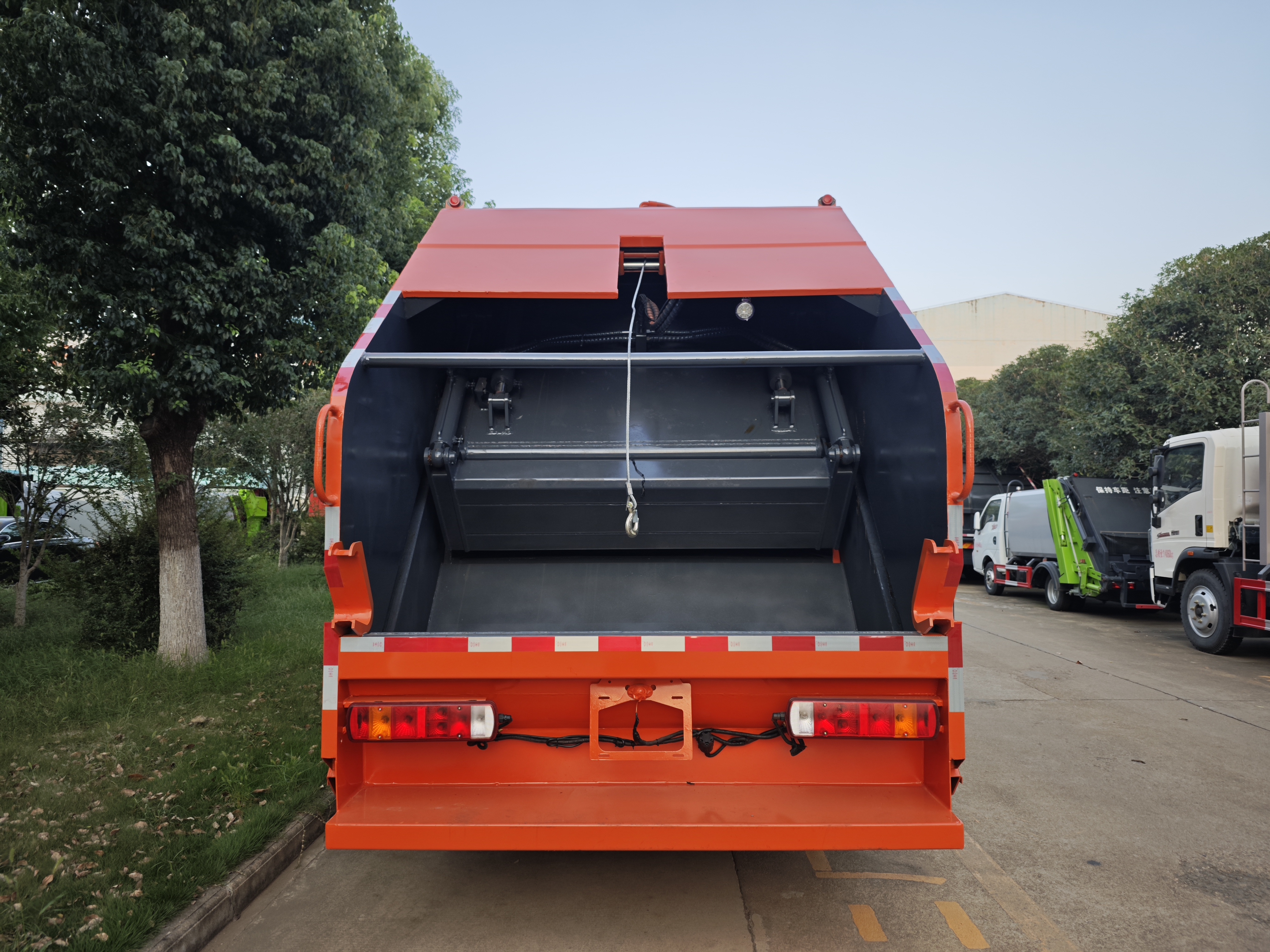 FAW refuse collection truck with winch