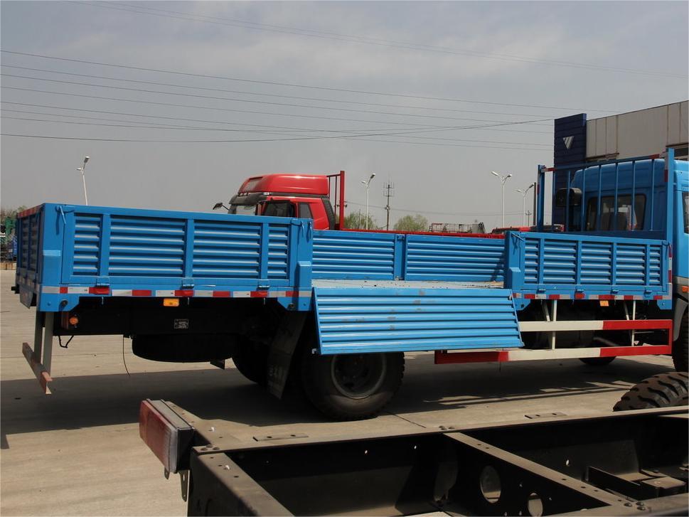 Skate drop side cargo truck with adjustable panels