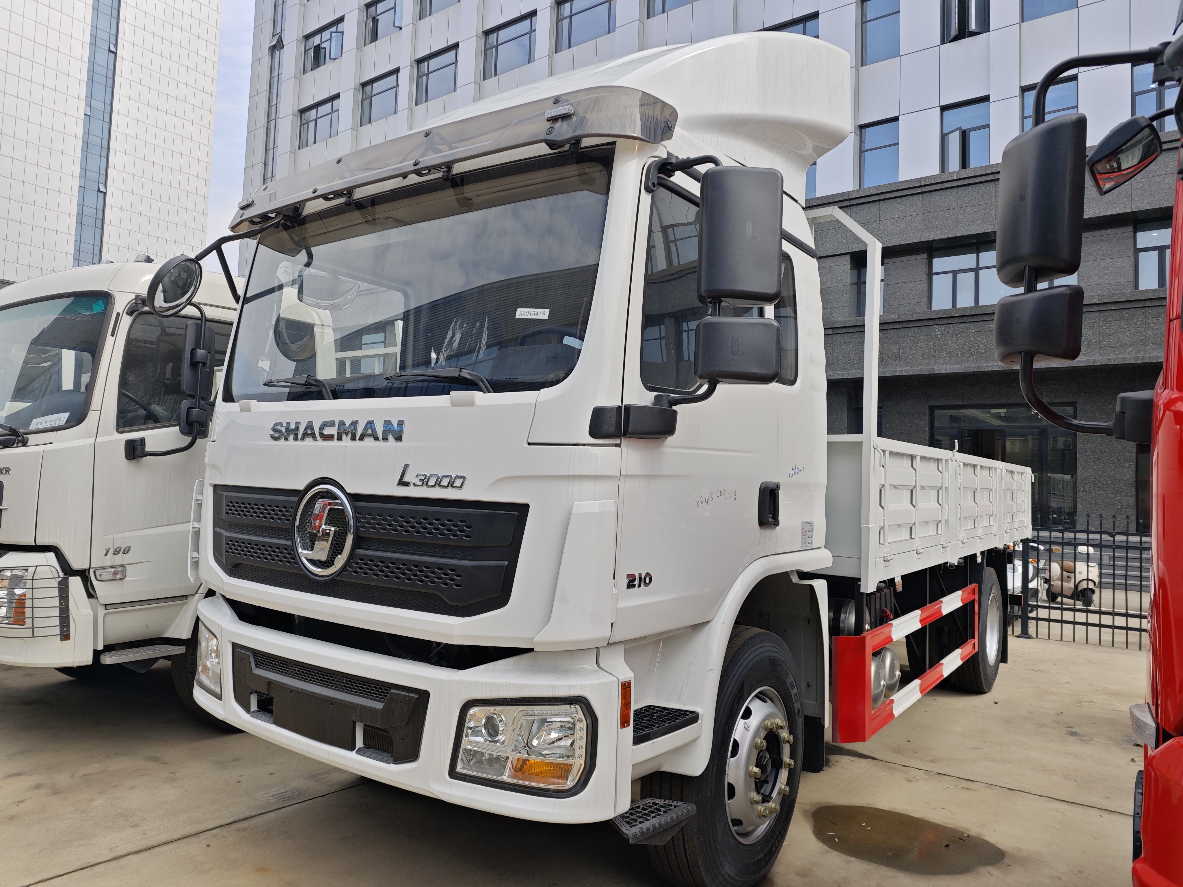 Shacman L3000 4x2 flatbed cargo truck for construction and logistics