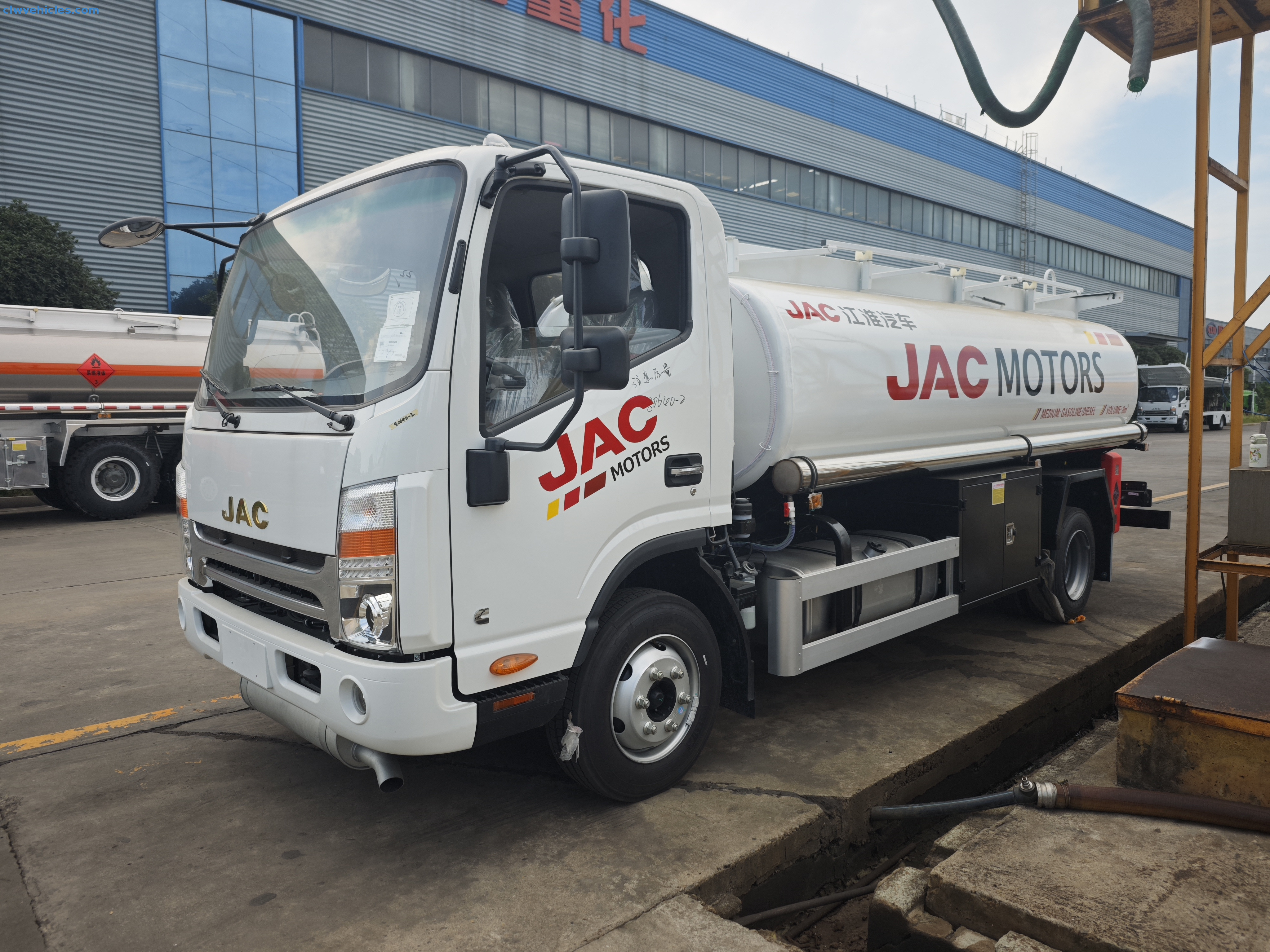 JAC fuel tanker with dual compartments