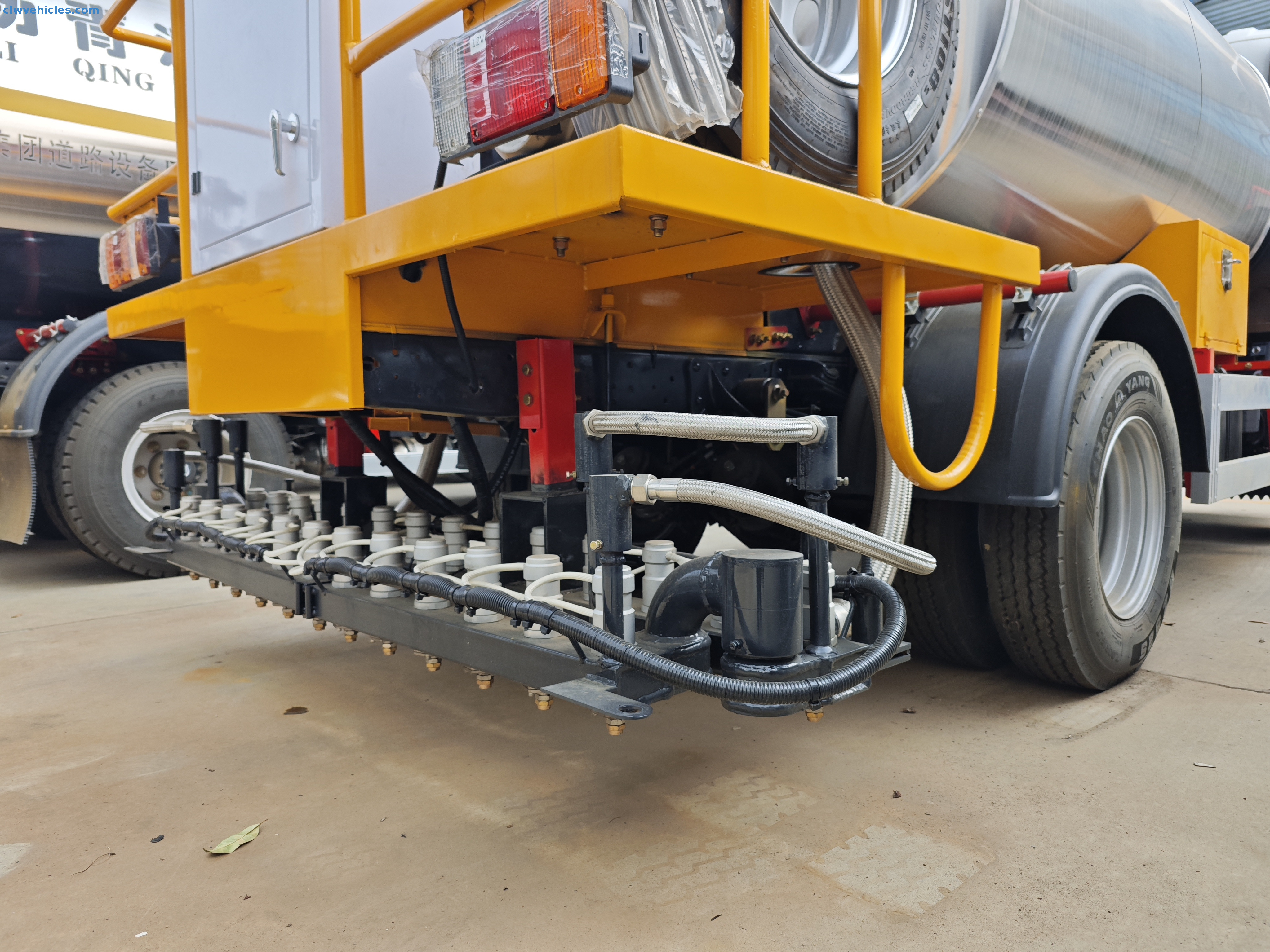 ISUZU KV100 4x2 6cbm Asphalt Distributor Road Maintenance Truck