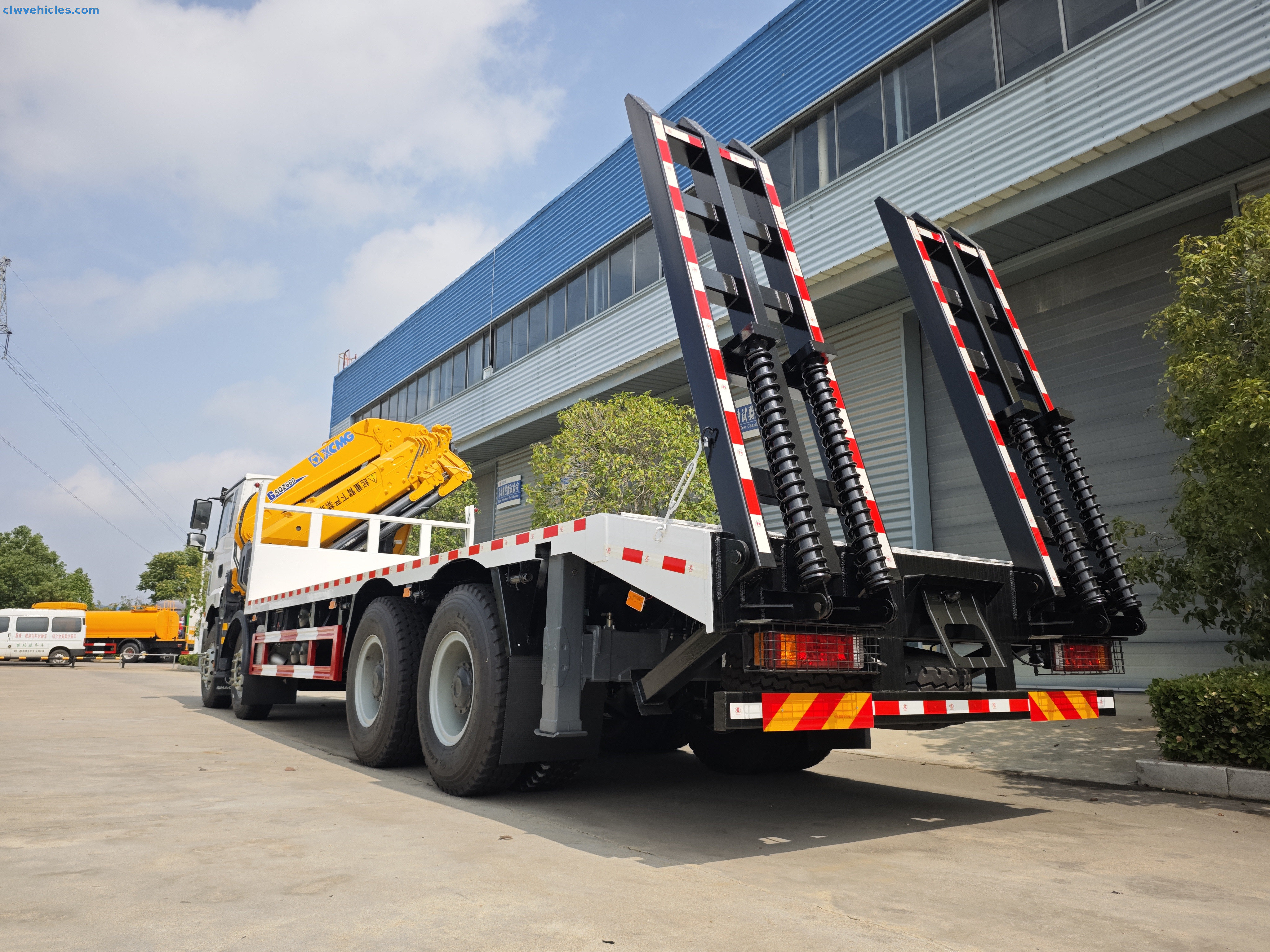 Shacman H3000 8x4 knuckle boom crane truck lifting steel beams