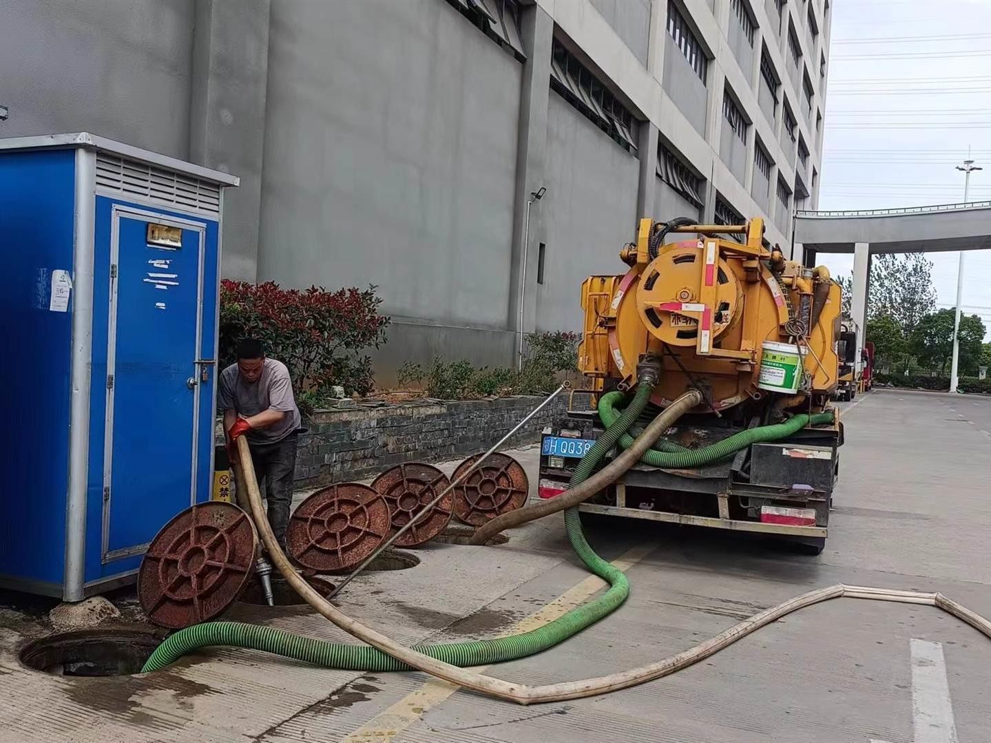 FAW 6x4 sewer cleaning vacuum truck working on urban drainage