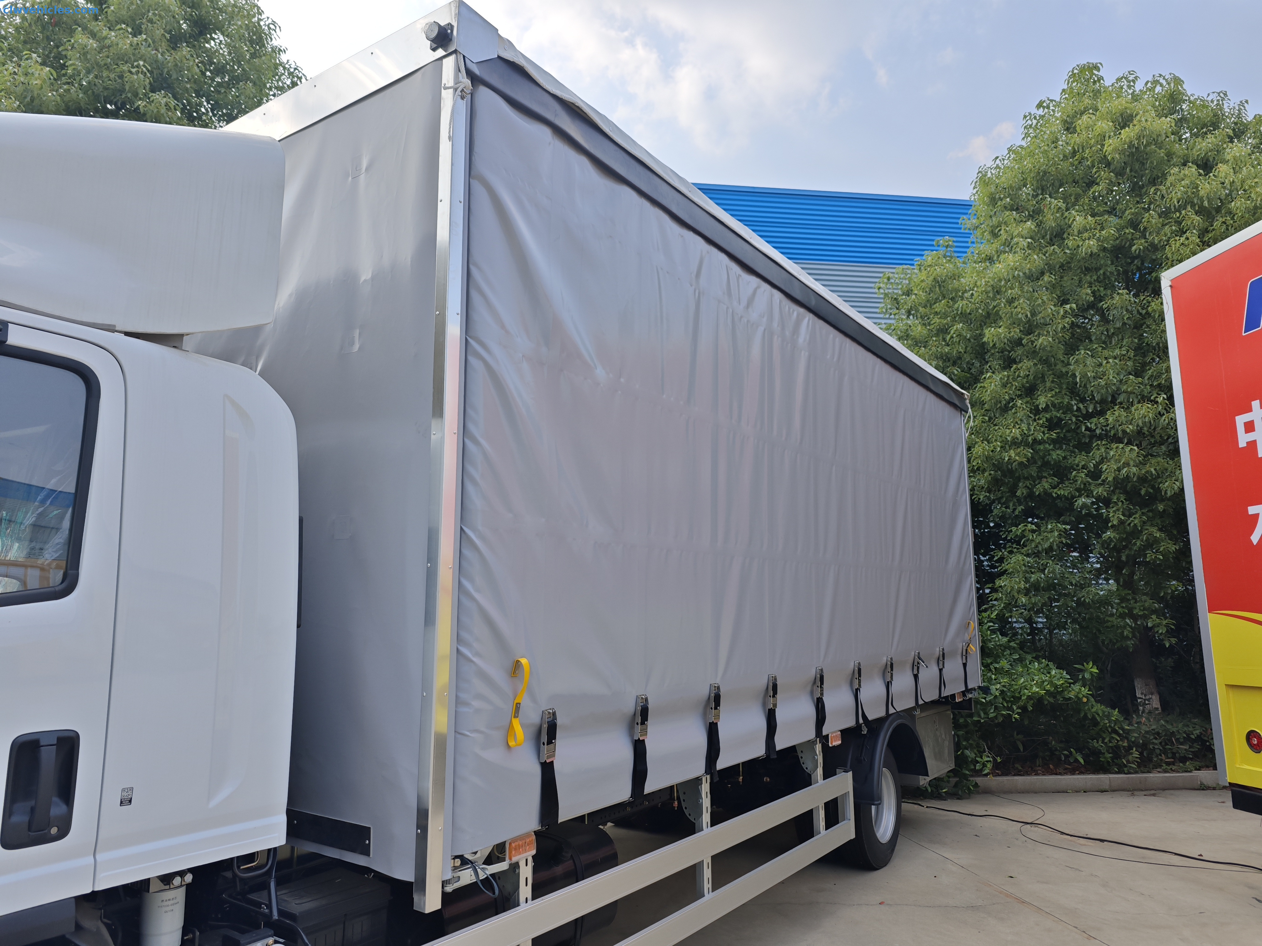 ISUZU 4x2 Curtain Side Truck