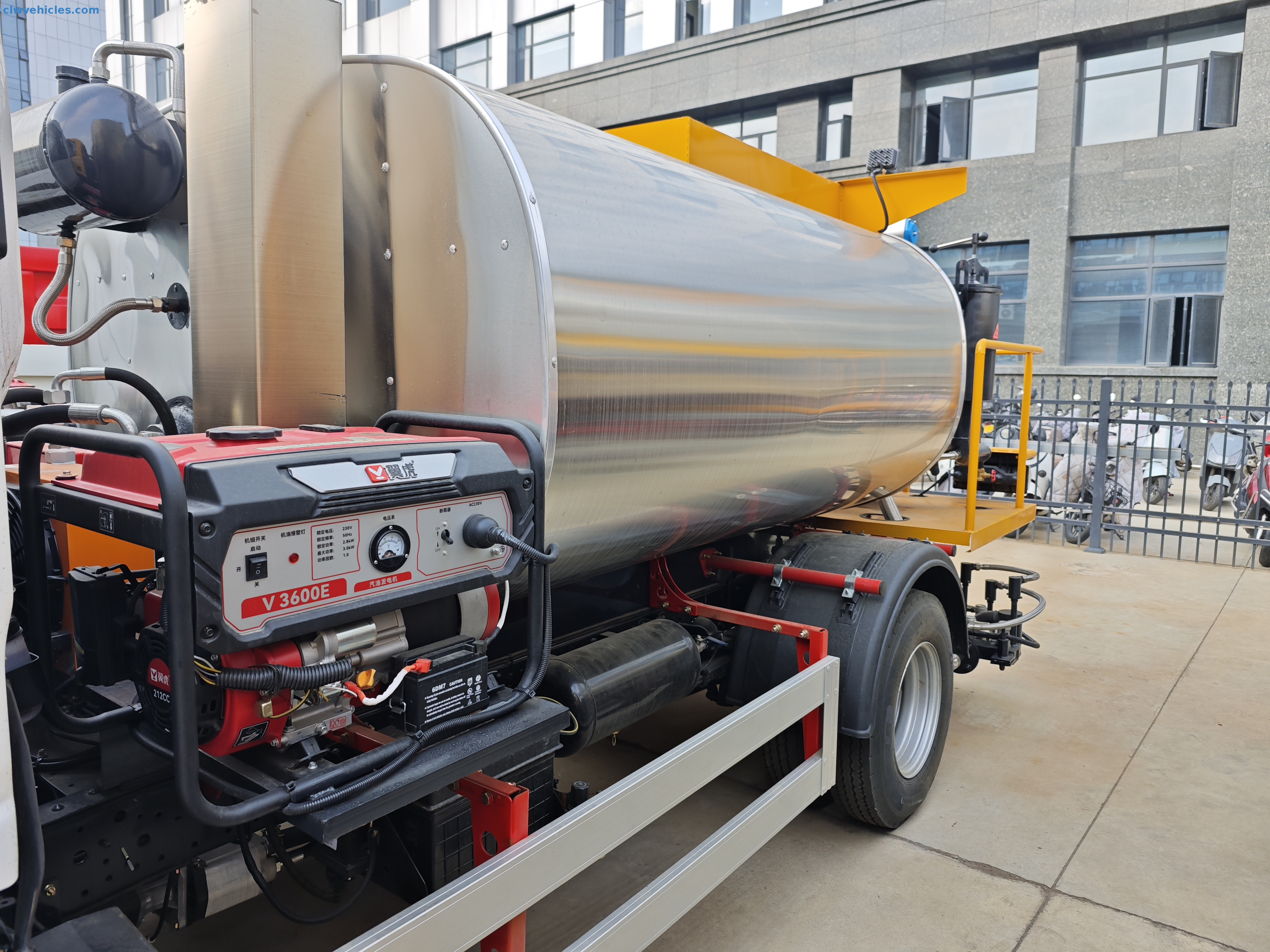 ISUZU KV100 4x2 6cbm Asphalt Distributor Road Maintenance Truck