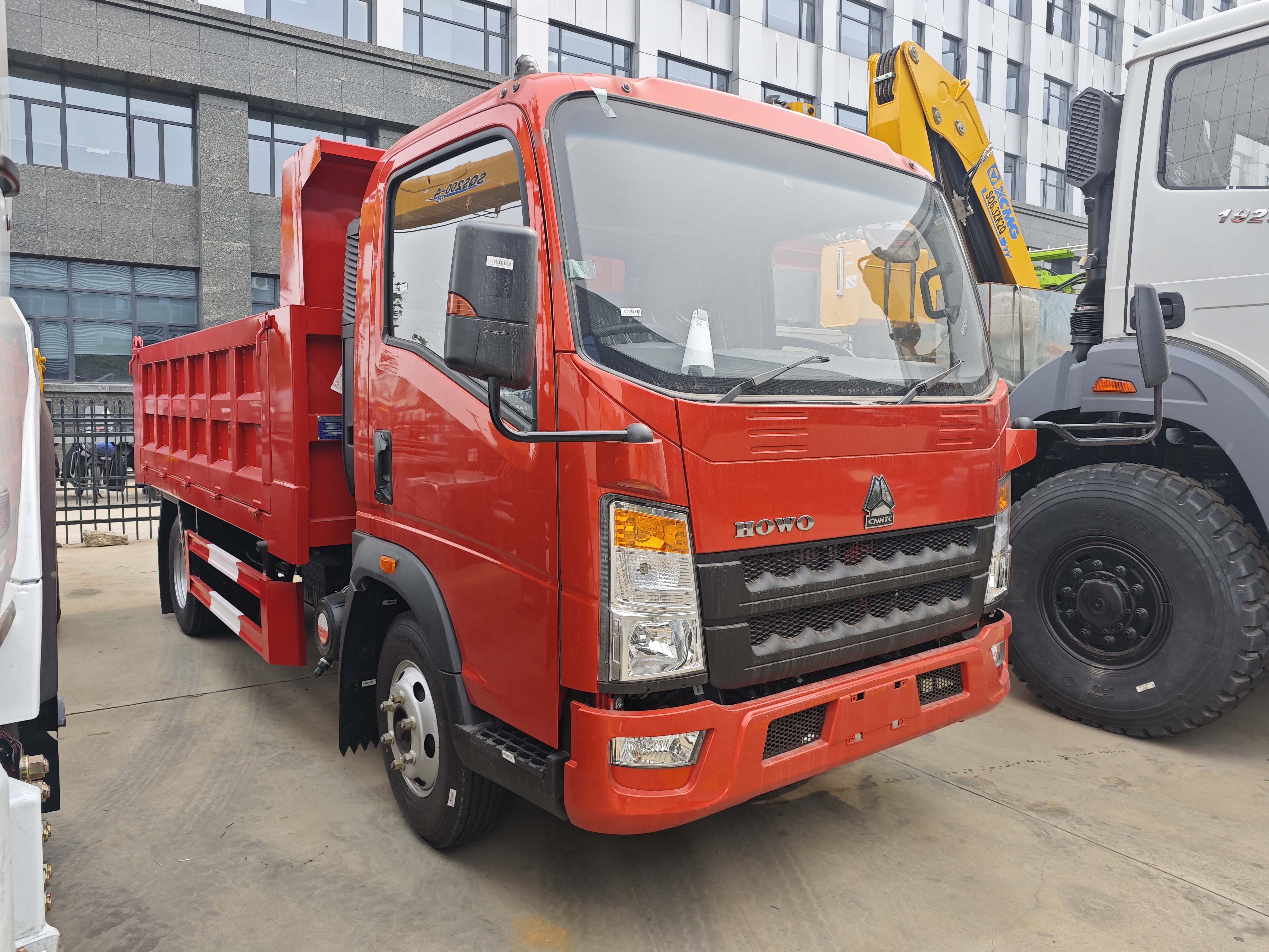 Right-hand drive HOWO 4x2 tipper truck for mining