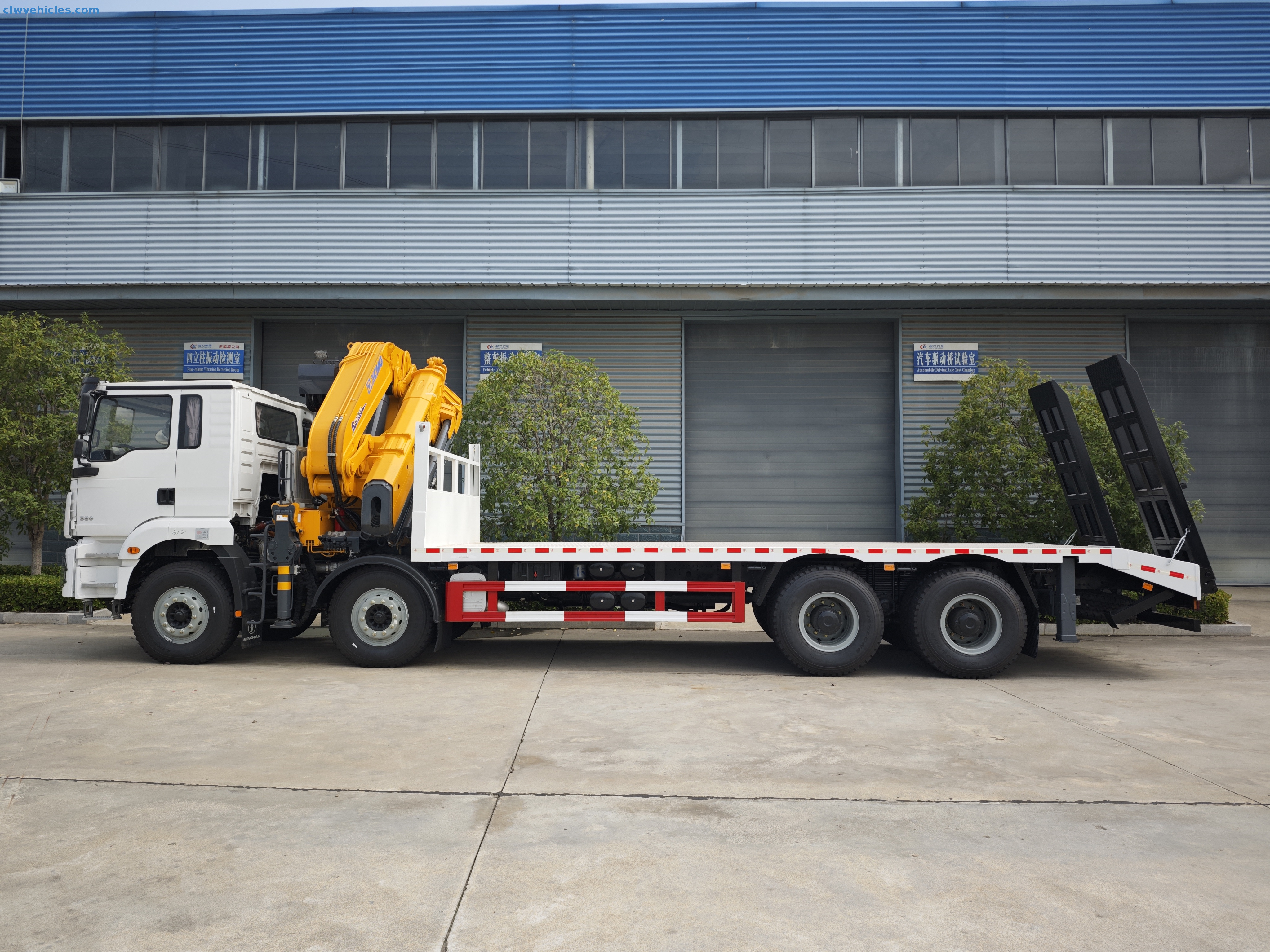 Shacman H3000 flatbed truck with 33 ton knuckle boom crane for construction