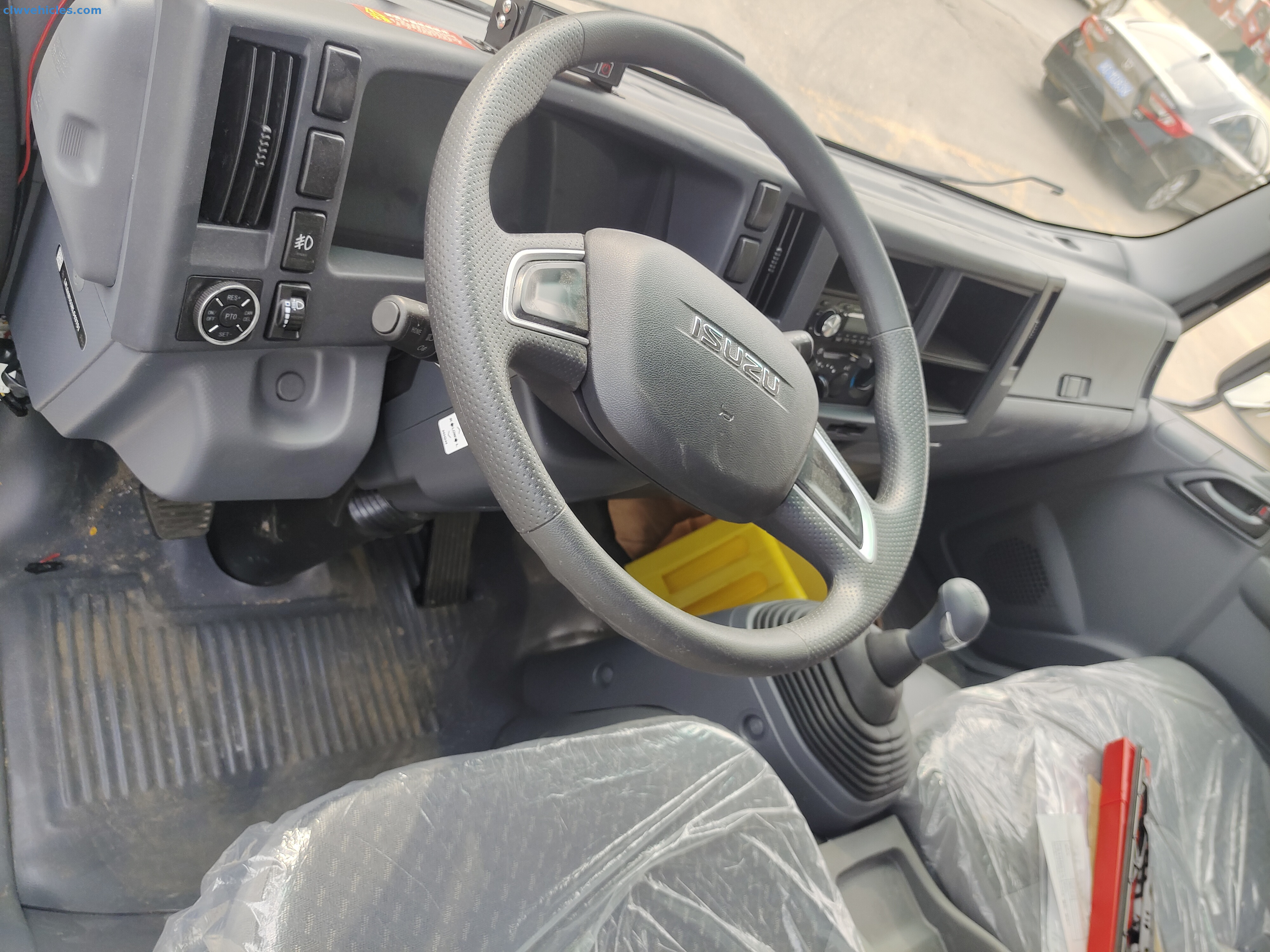 ISUZU KV100 4x2 Van Box Truck