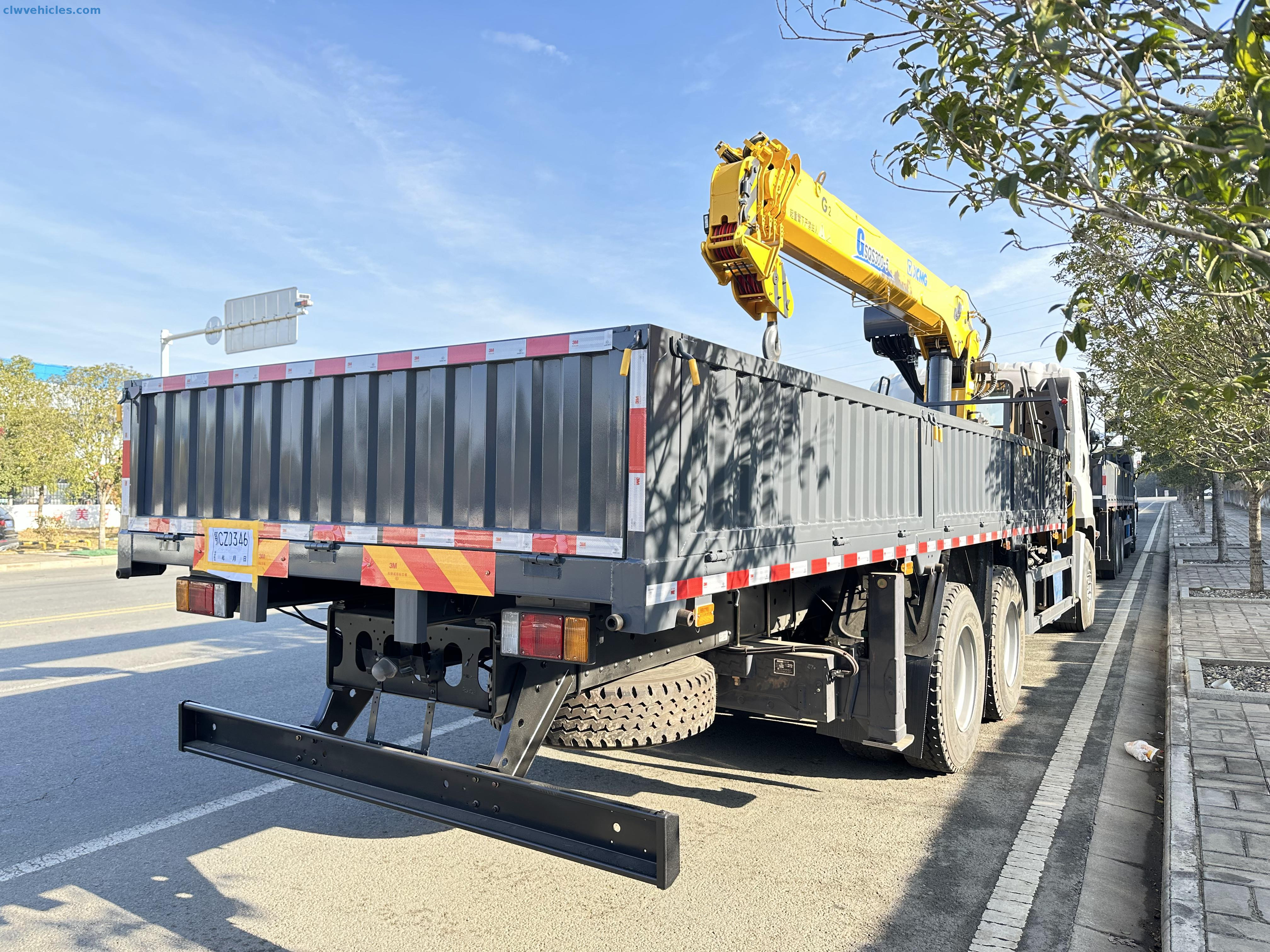 ISUZU GIGA 8x4 Cargo Truck Mounted Telescopic Boom Crane