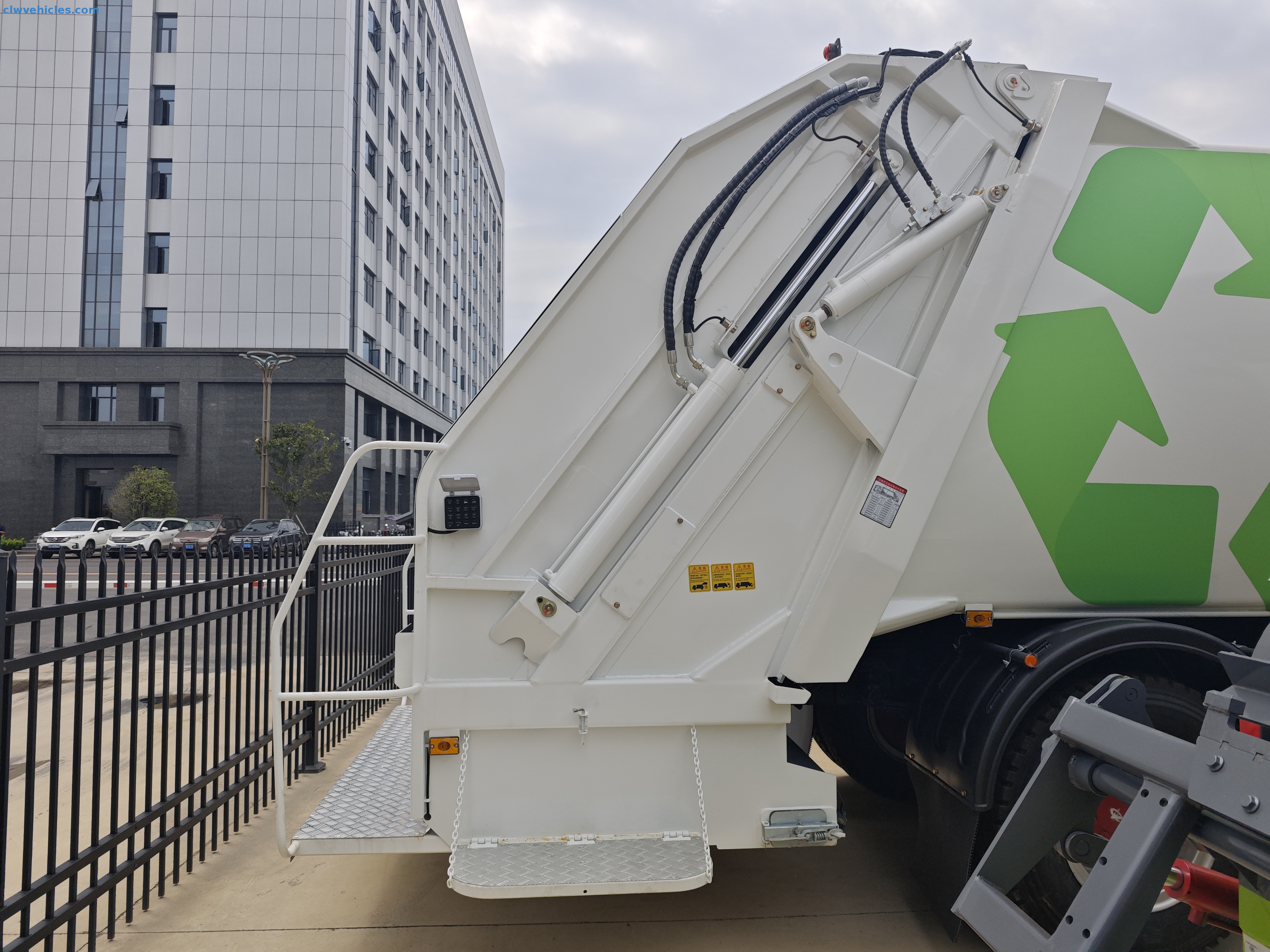 Dongfeng D9 4x2 8cbm Garbage Compactor Truck