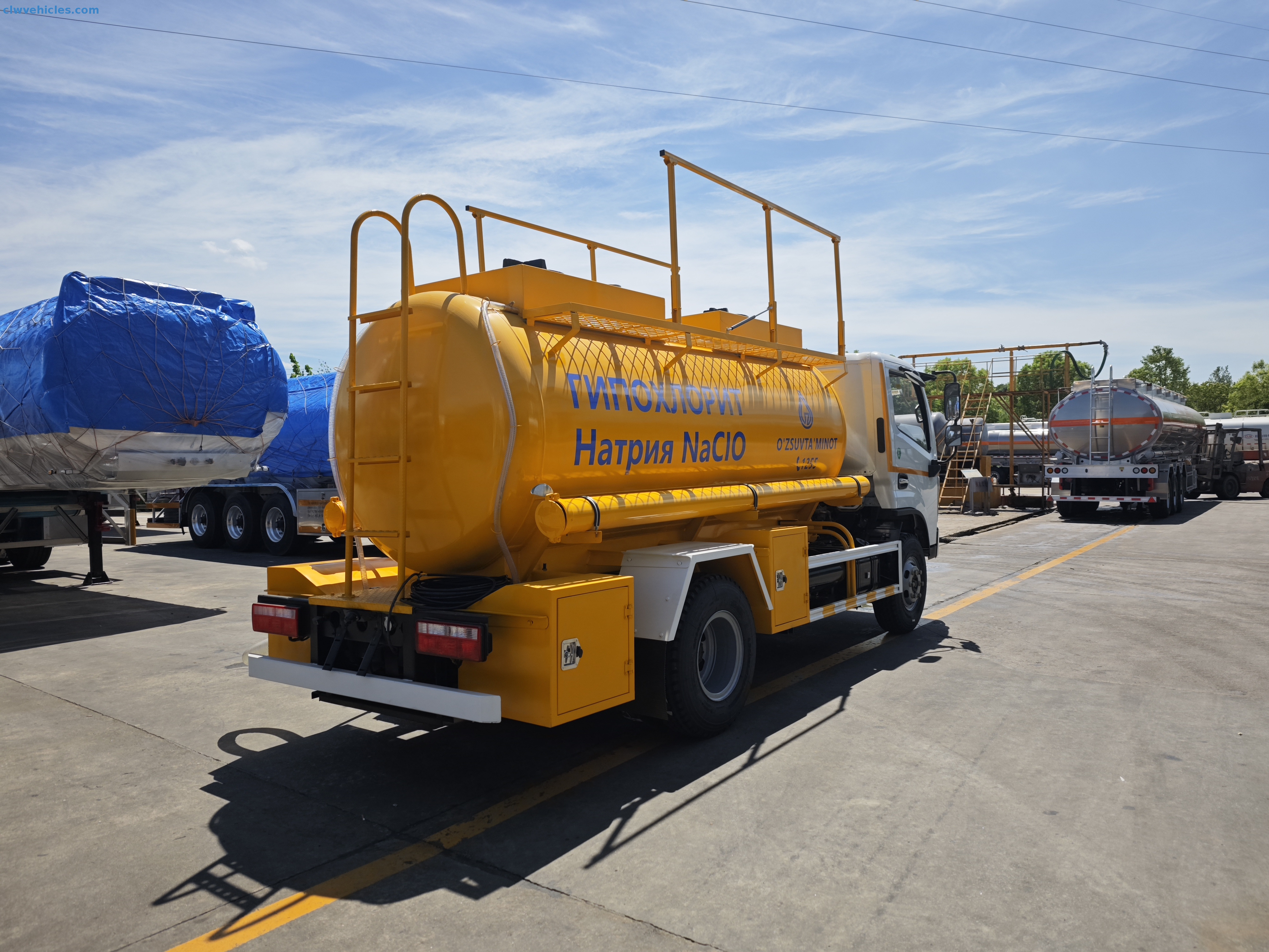 Dongfeng 4x2 4cbm Oil Tanker Truck