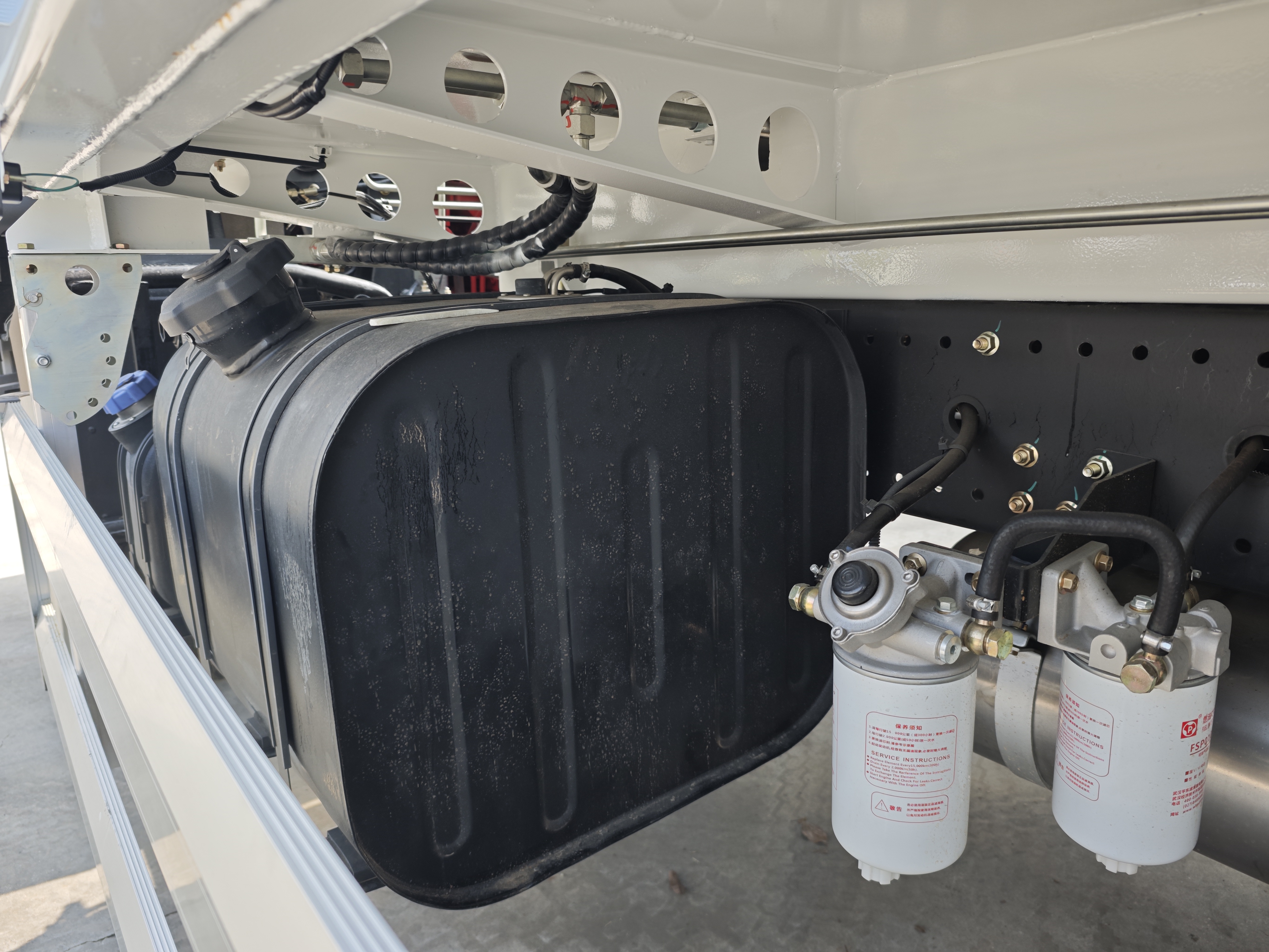 Dongfeng swing arm garbage truck with hydraulic lifting system