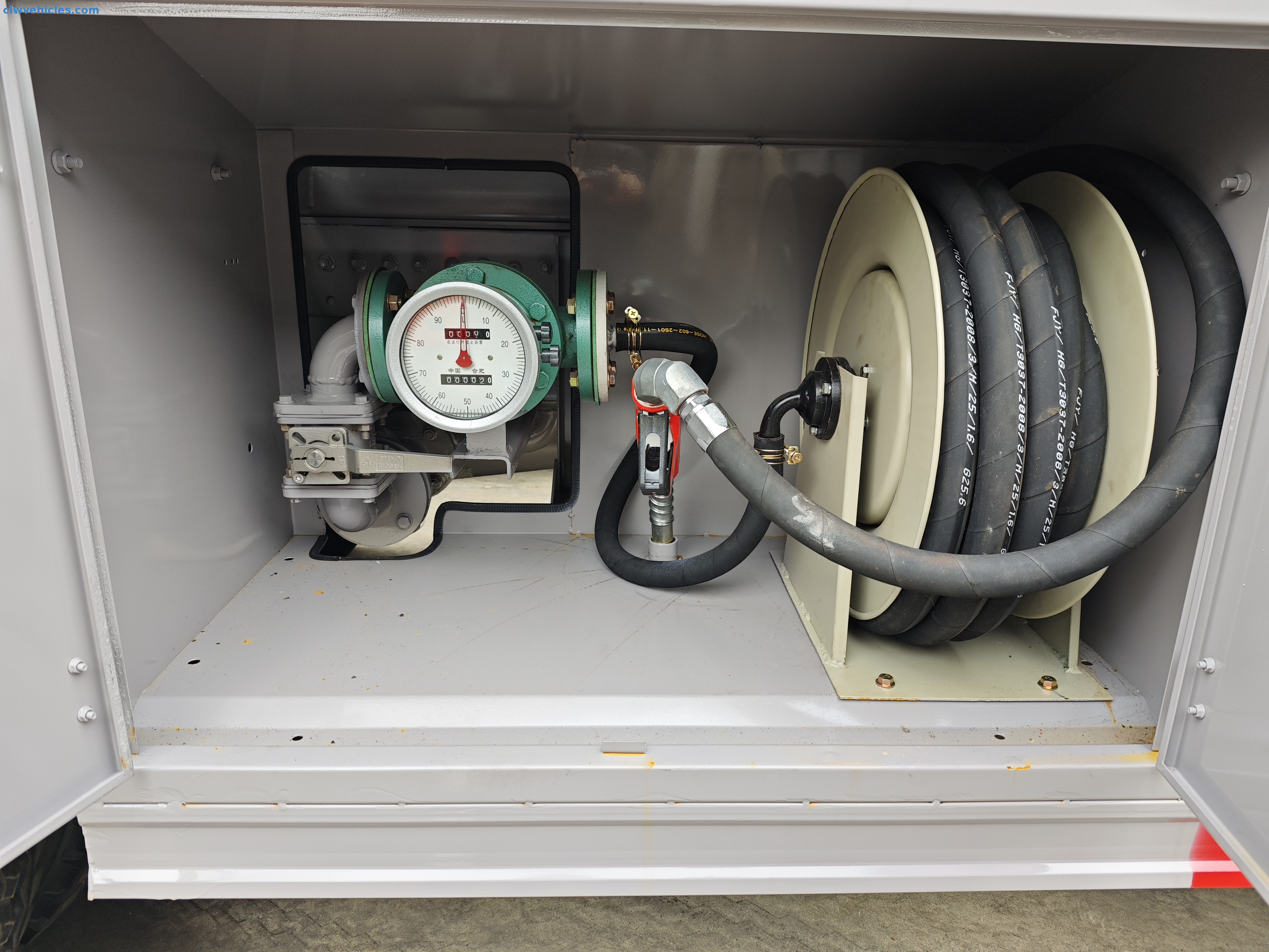 CLW Howo fuel truck side view showing API adapters and bottom valves