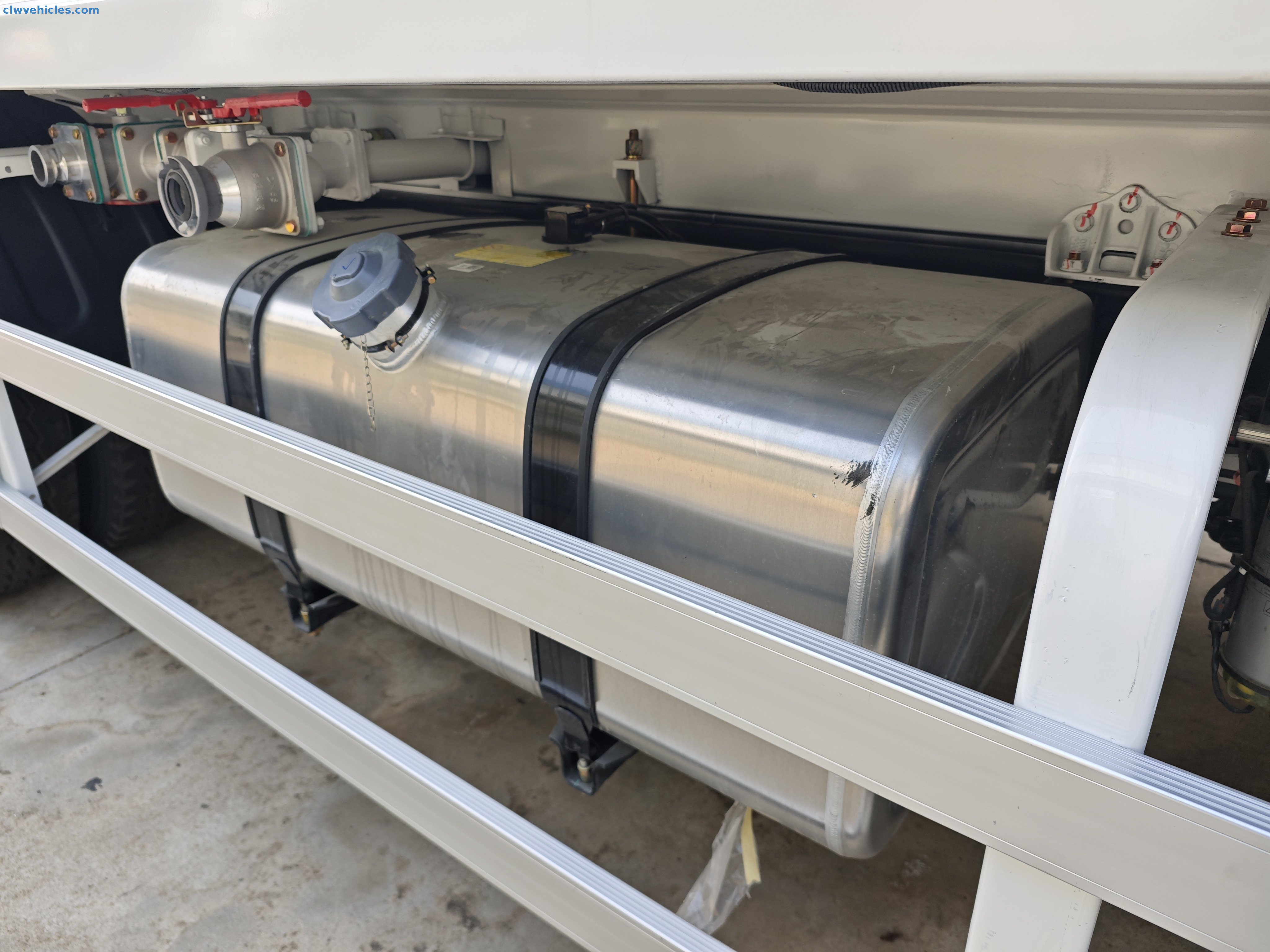 Aluminum alloy side protection on SHACMAN X3 watering truck