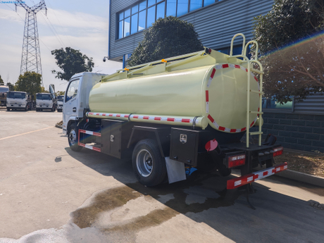dongfeng captain 4x2 5m&sup3; oil tanker truck 2.jpg