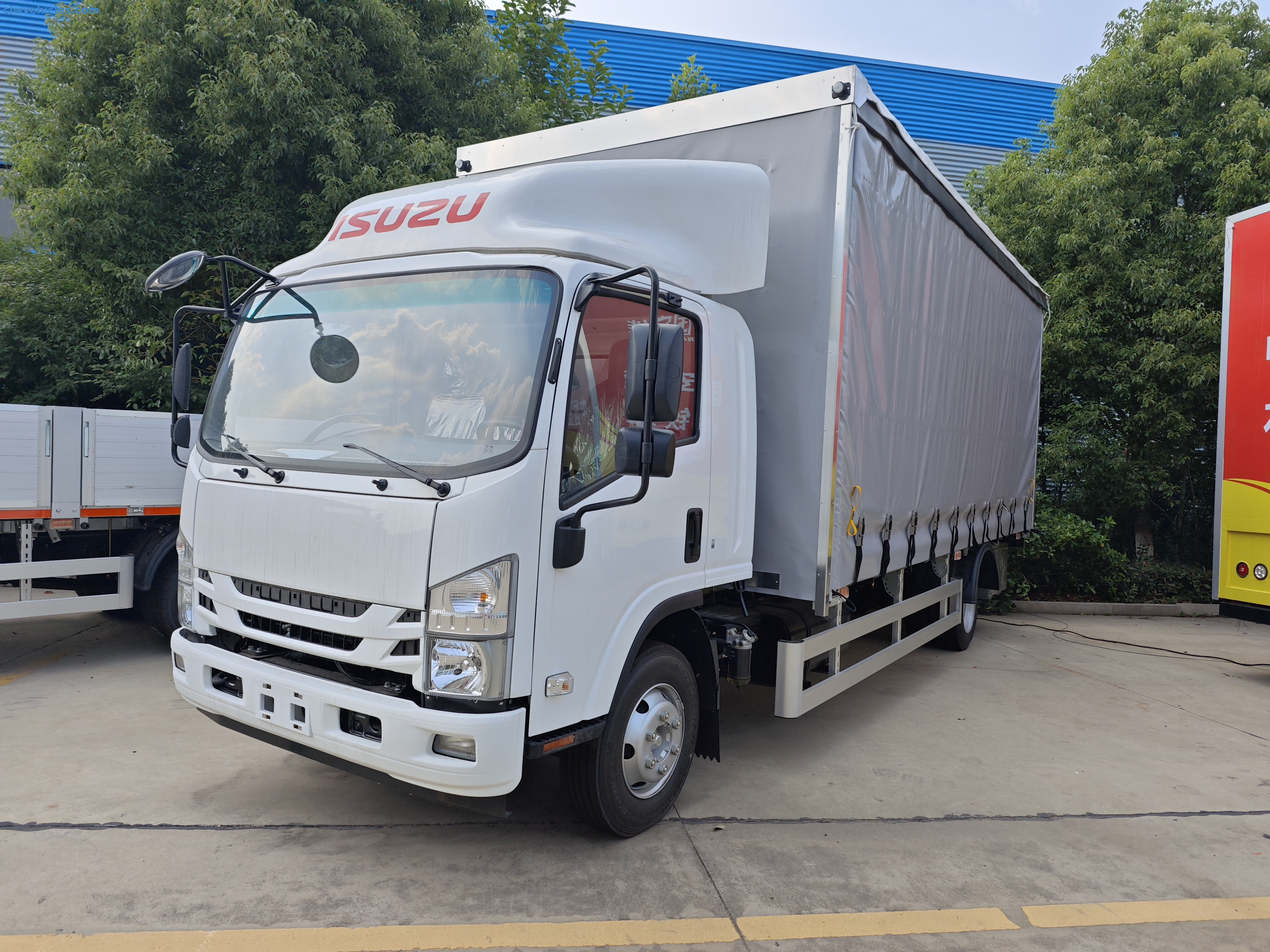 ISUZU 4x2 Curtain Side Truck