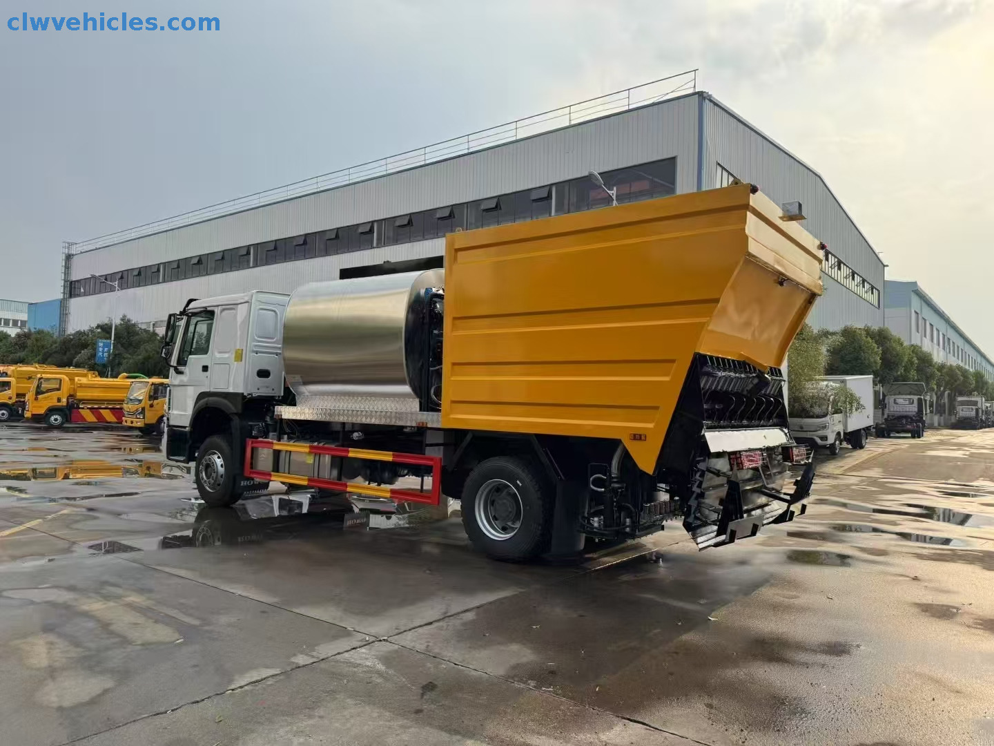 HOWO 4x2 Asphalt Synchronous Chip Sealer