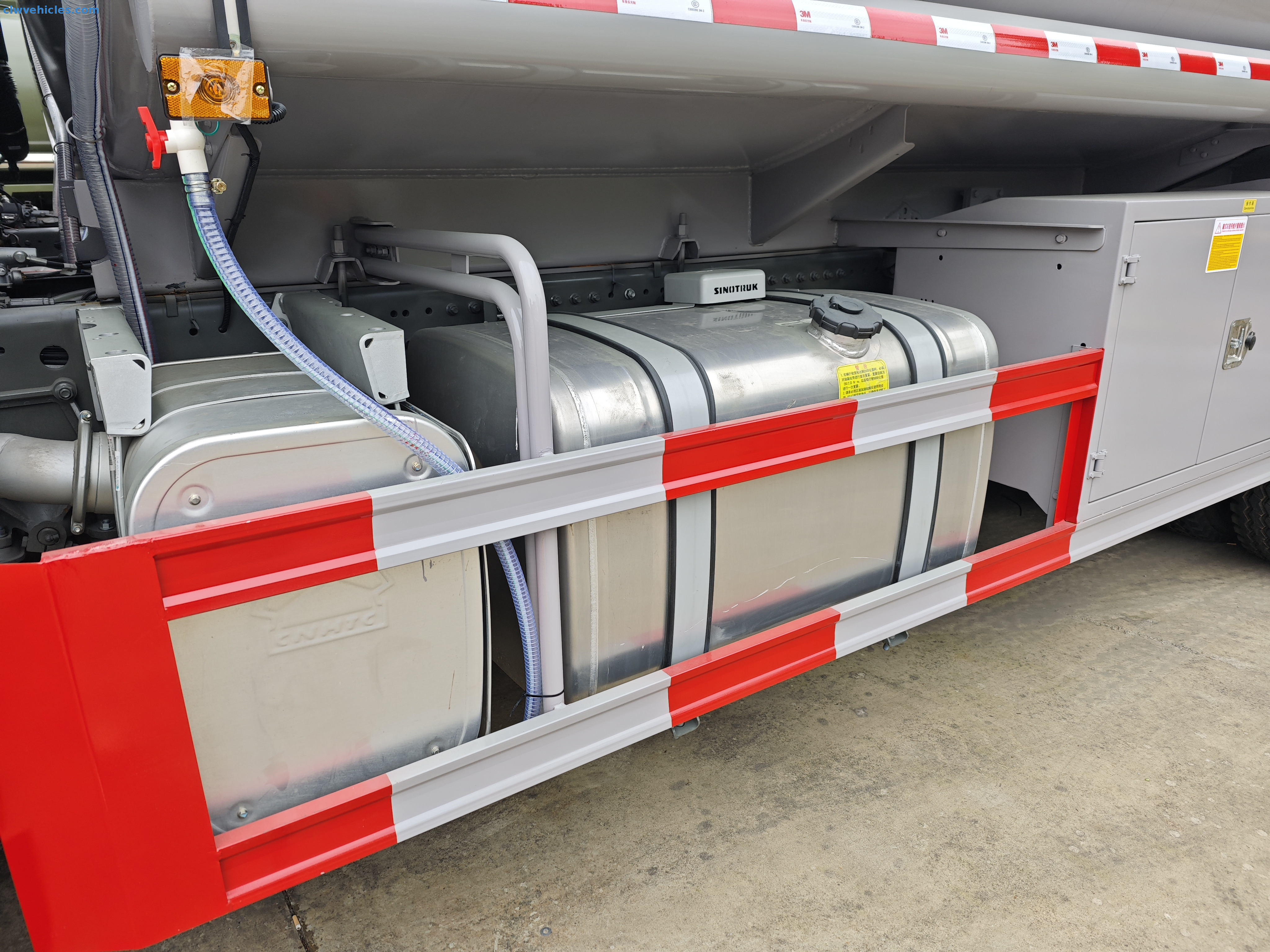 Heavy-duty Howo fuel transport truck with 10-speed transmission