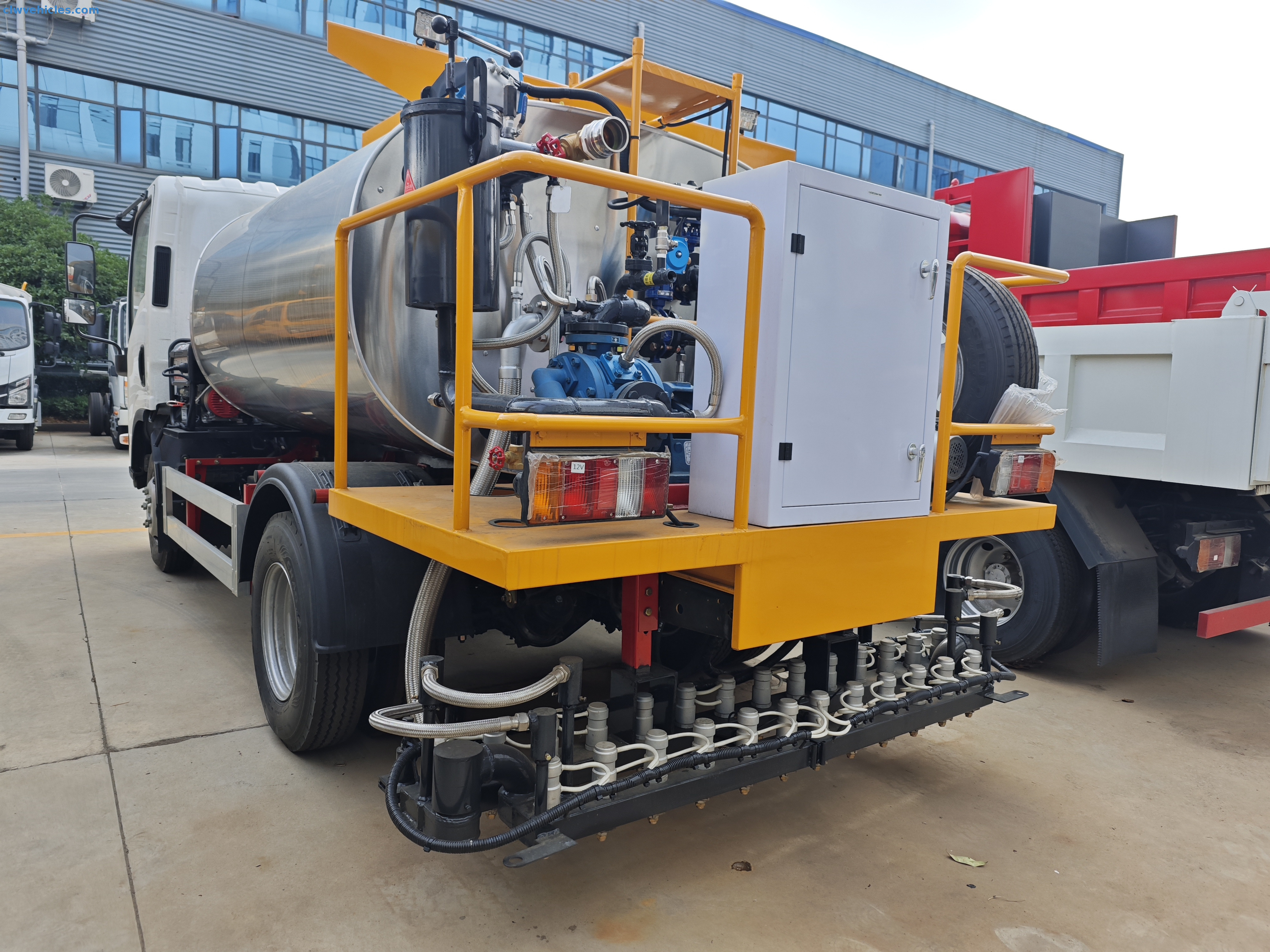 ISUZU KV100 4x2 6cbm Asphalt Distributor Road Maintenance Truck