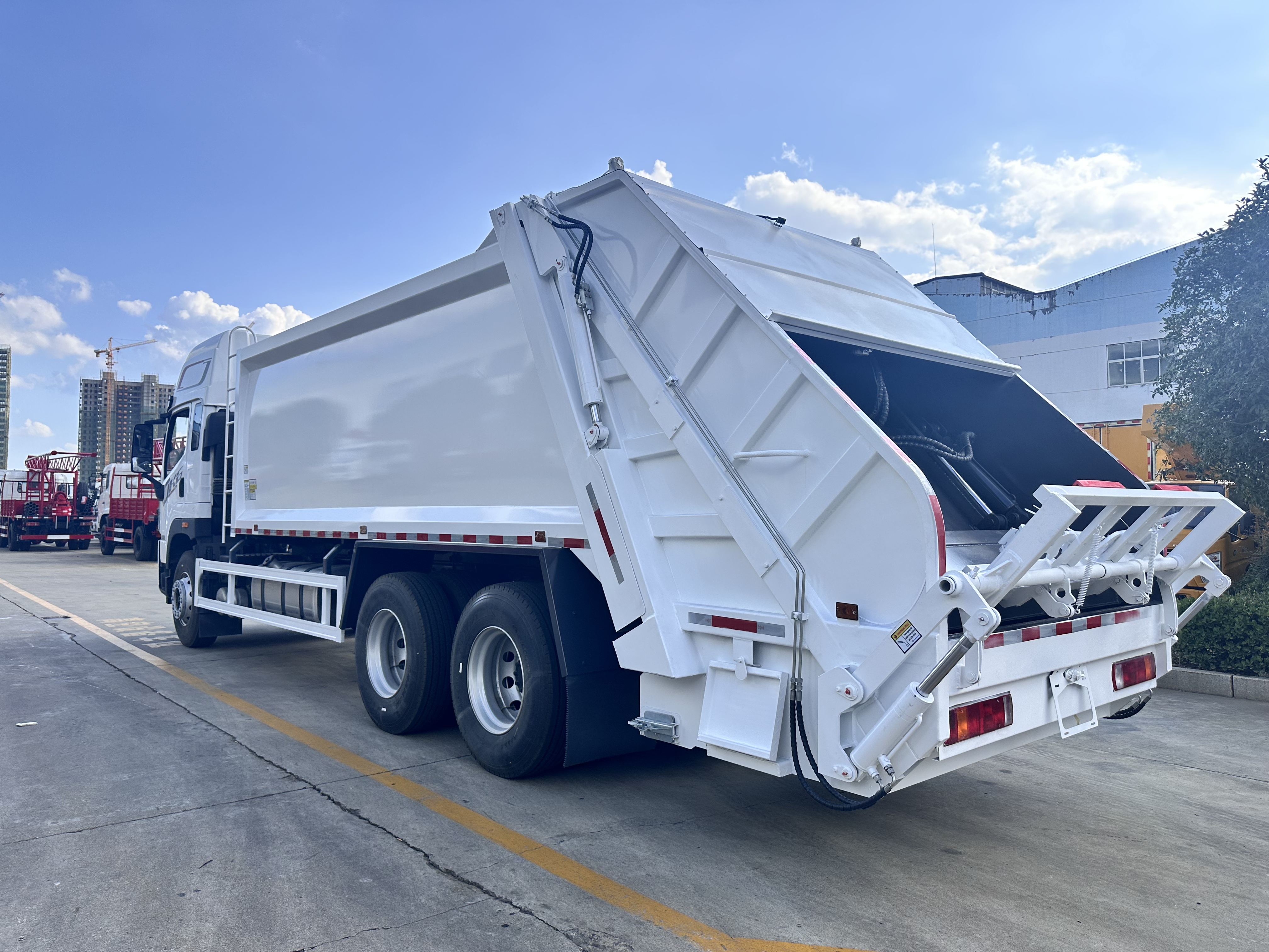 Heavy-duty municipal garbage compactor truck