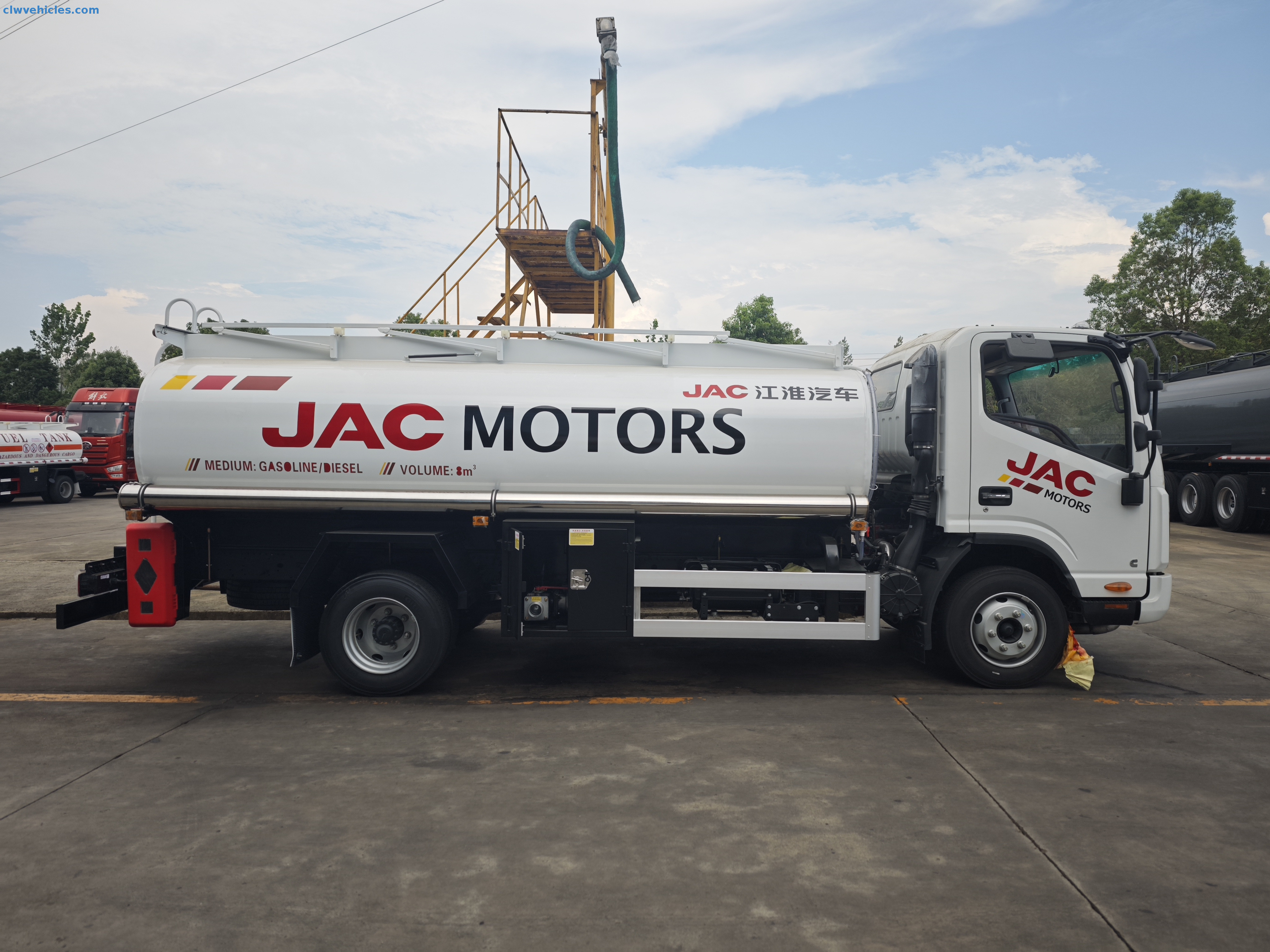 JAC 4x2 8m³ oil tank truck side view