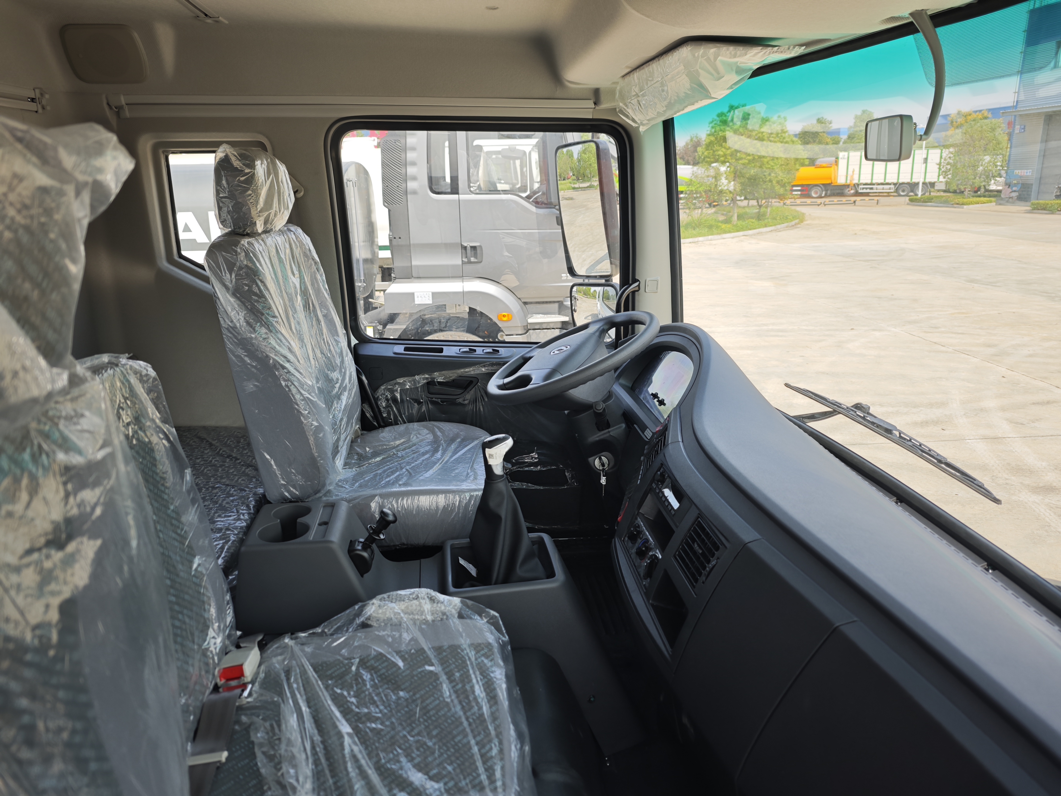 Dongfeng municipal waste management swing arm garbage truck