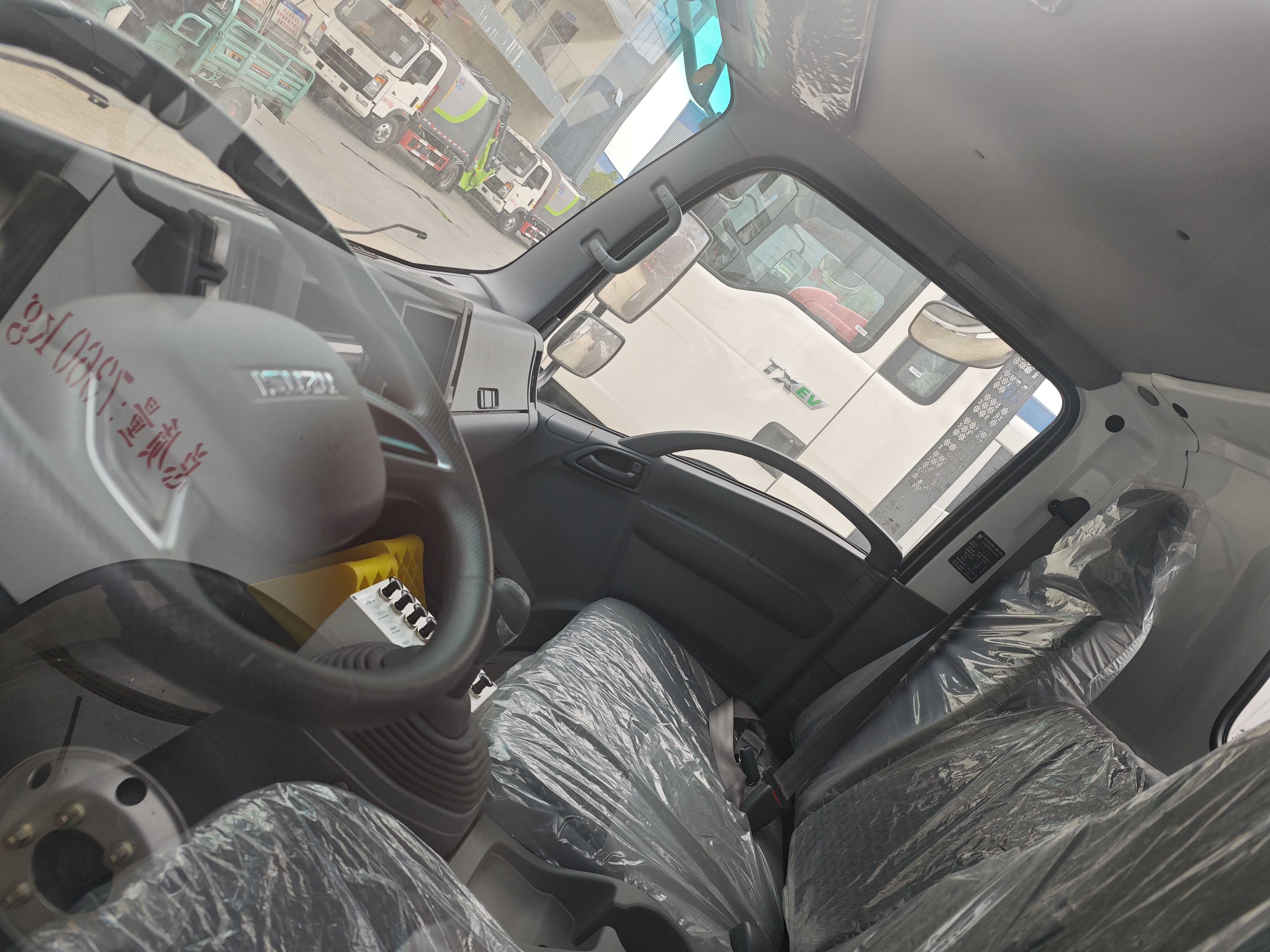 ISUZU 4x2 6cbm Water sprinkler truck 7