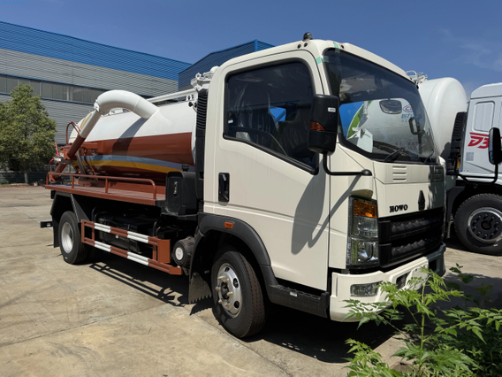 HOWO 4x2 4cbm Sewage Suction Truck