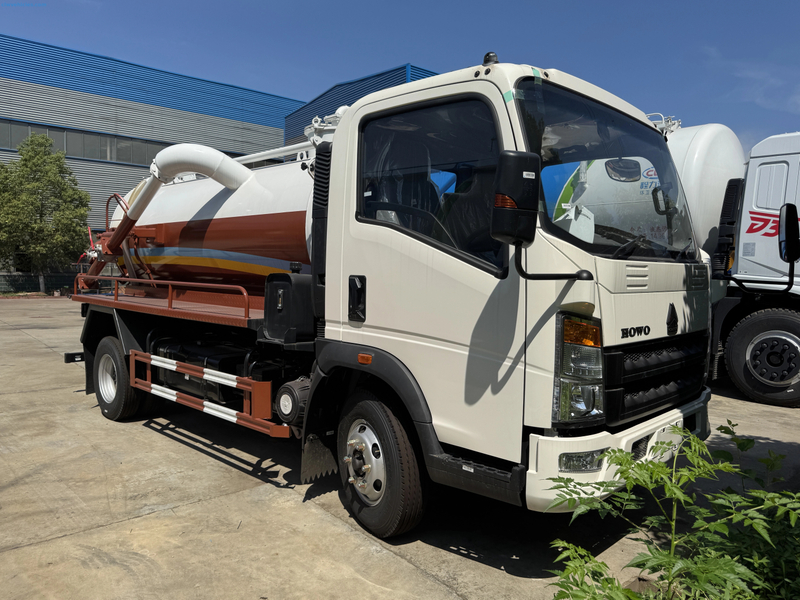 HOWO 4x2 4cbm Sewage Suction Truck