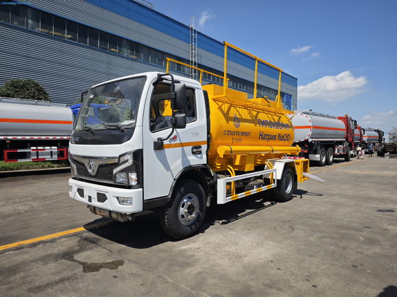 Dongfeng 4x2 4cbm Oil Tanker Truck
