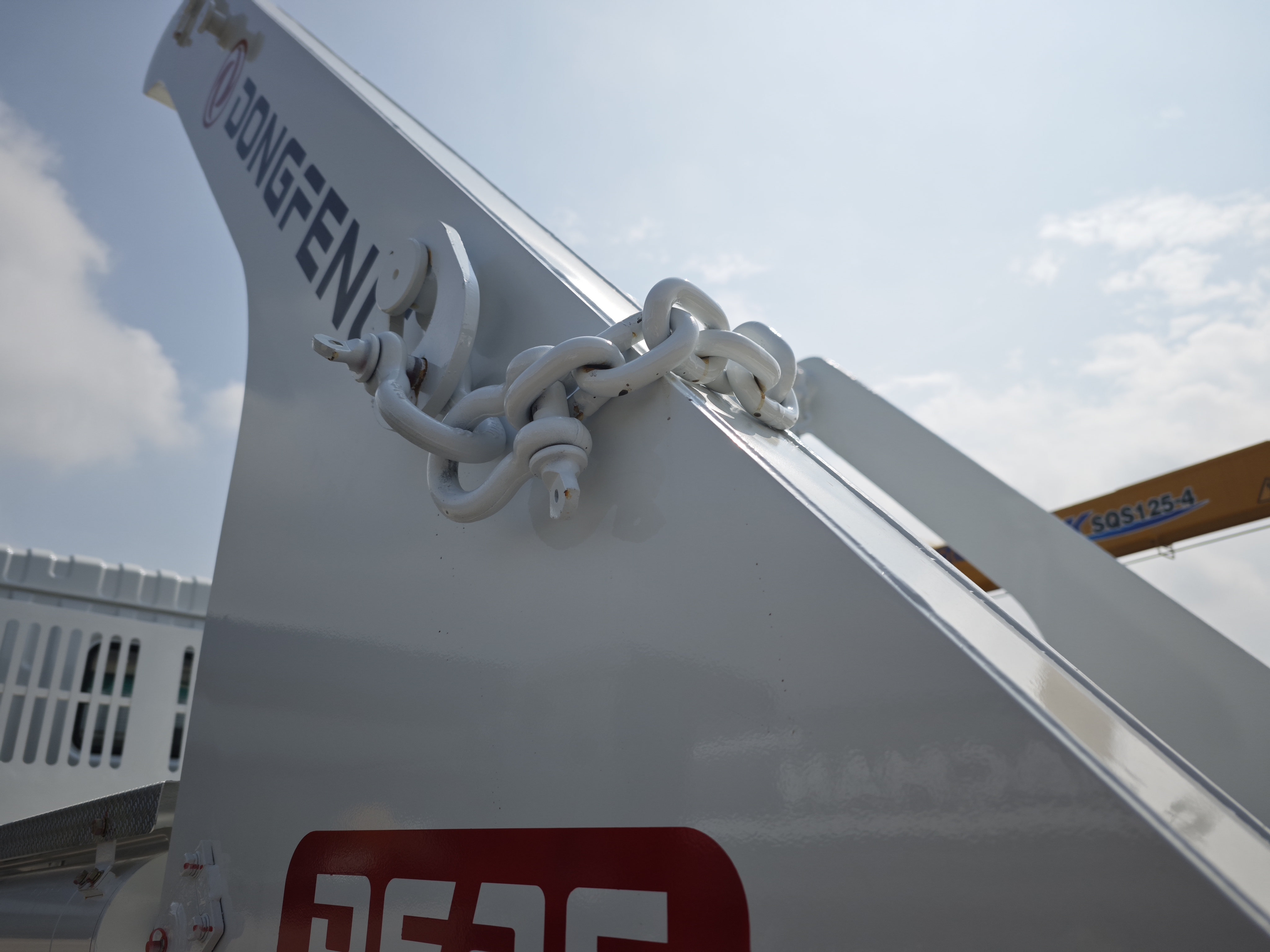 Dongfeng 4x2 hydraulic garbage truck with Euro 6 Cummins engine