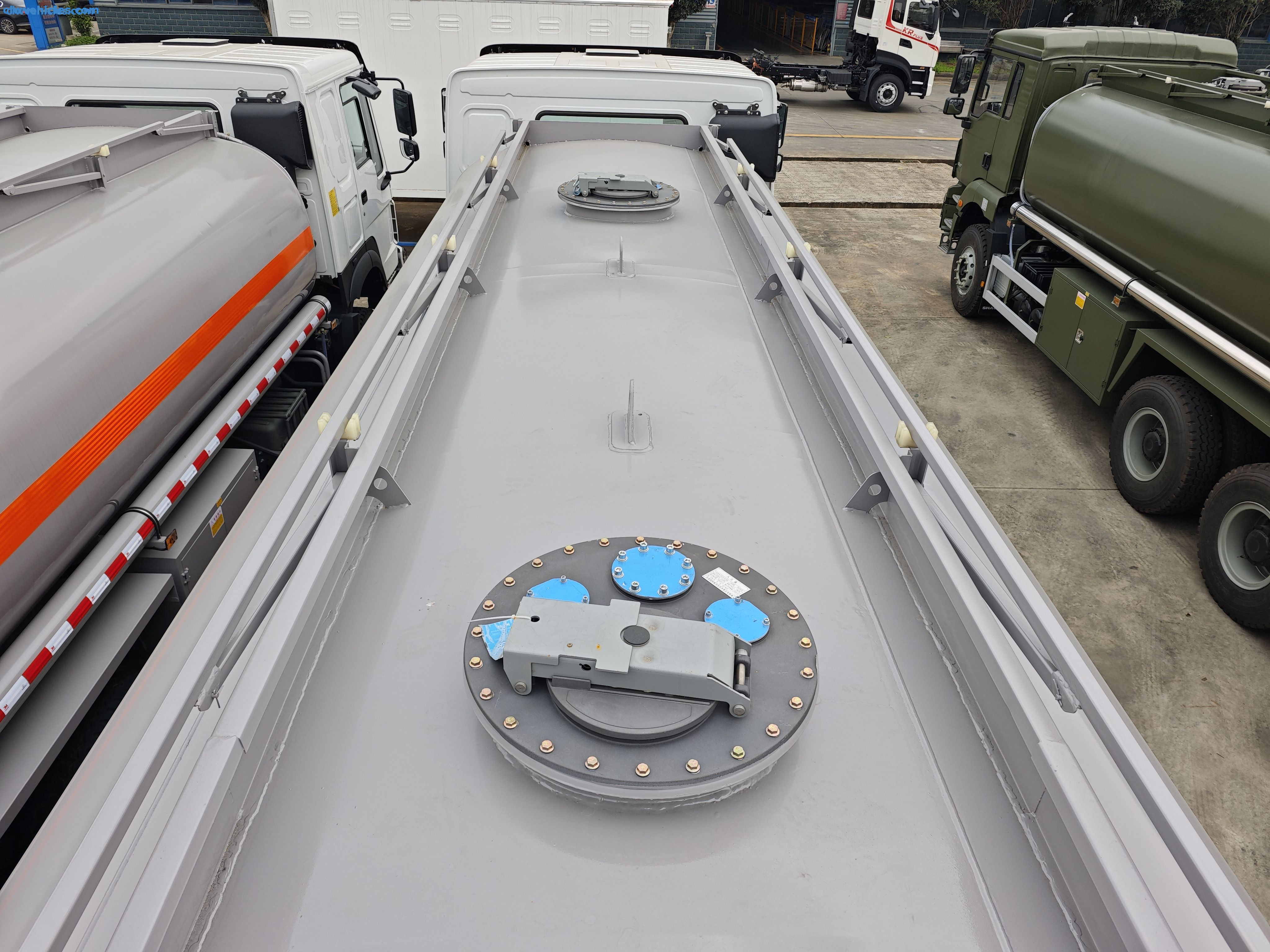Safe and efficient Howo 6x4 tanker with dual manhole covers
