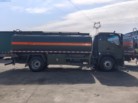 FOTON Aumark 4x2 8m&sup3; oil tanker truck 3.jpg