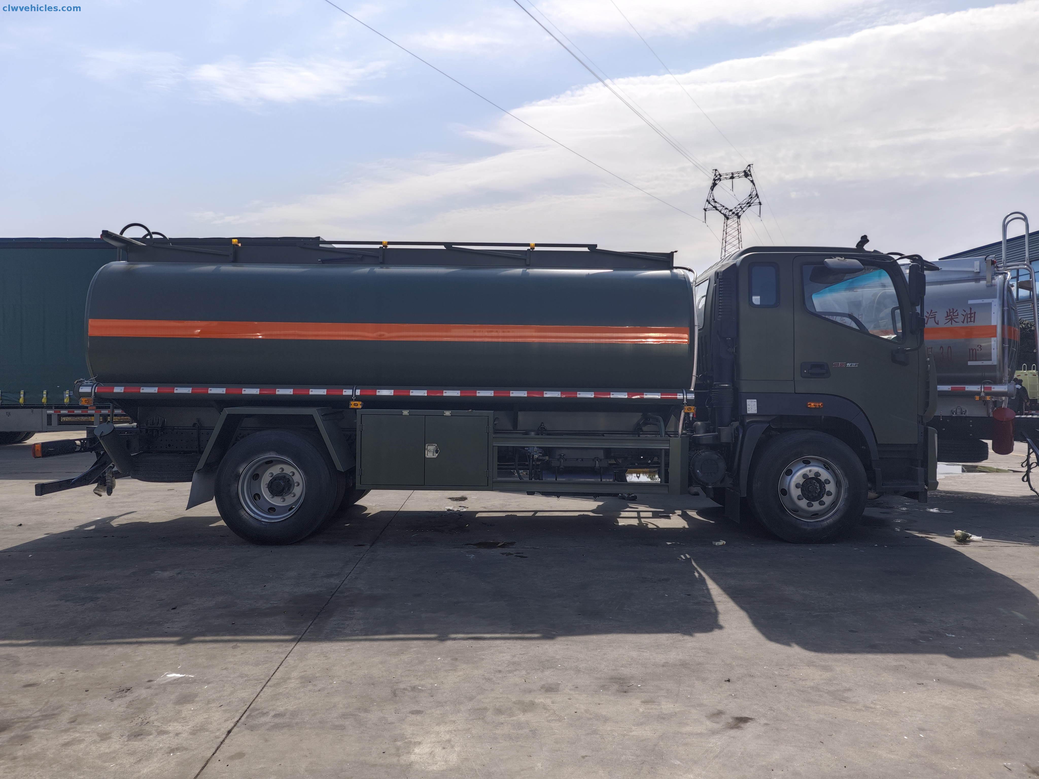 FOTON Aumark 4x2 8m&sup3; oil tanker truck 3.jpg