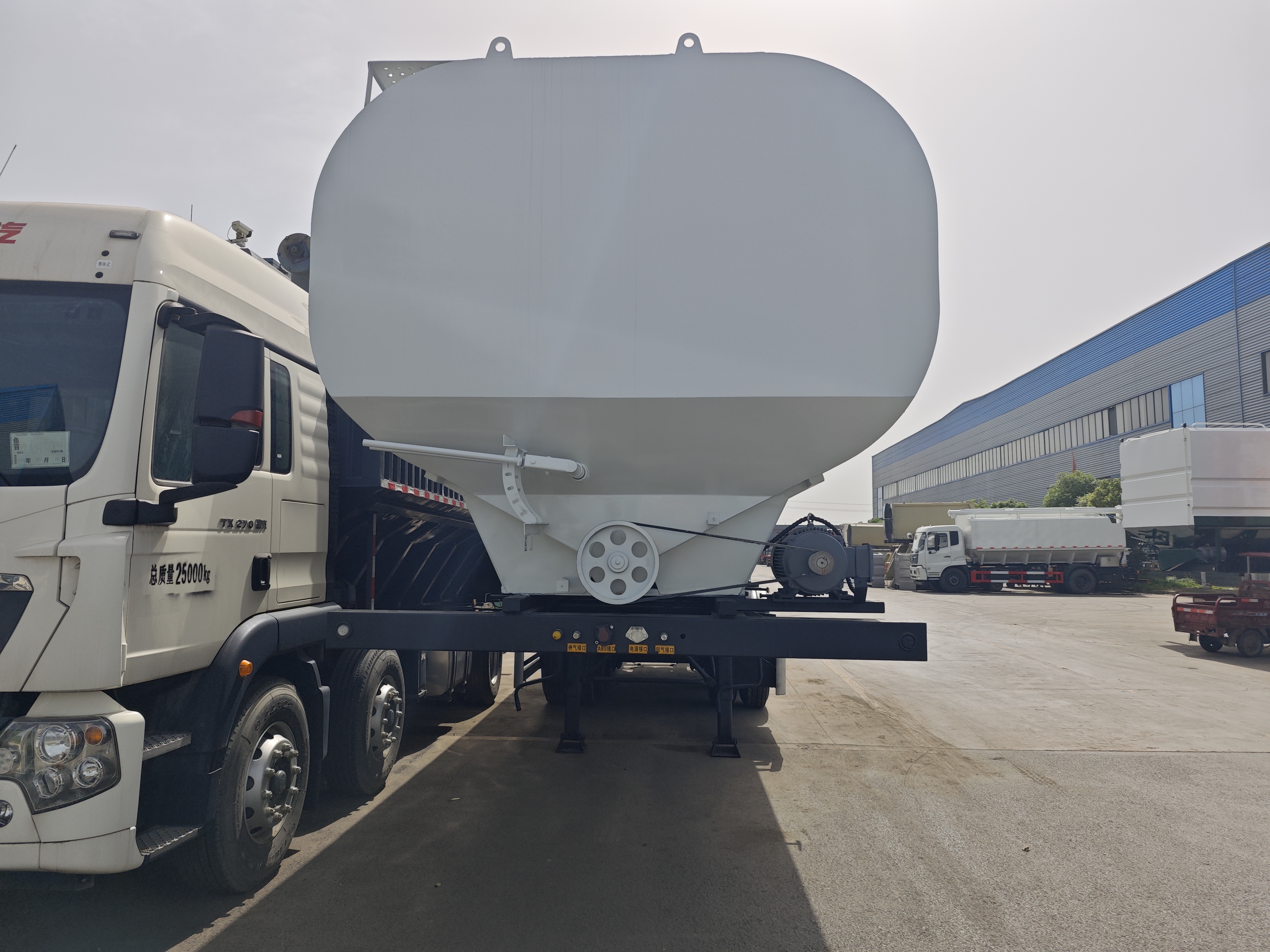 30-50cbm chicken food tank transport semi trailer 10