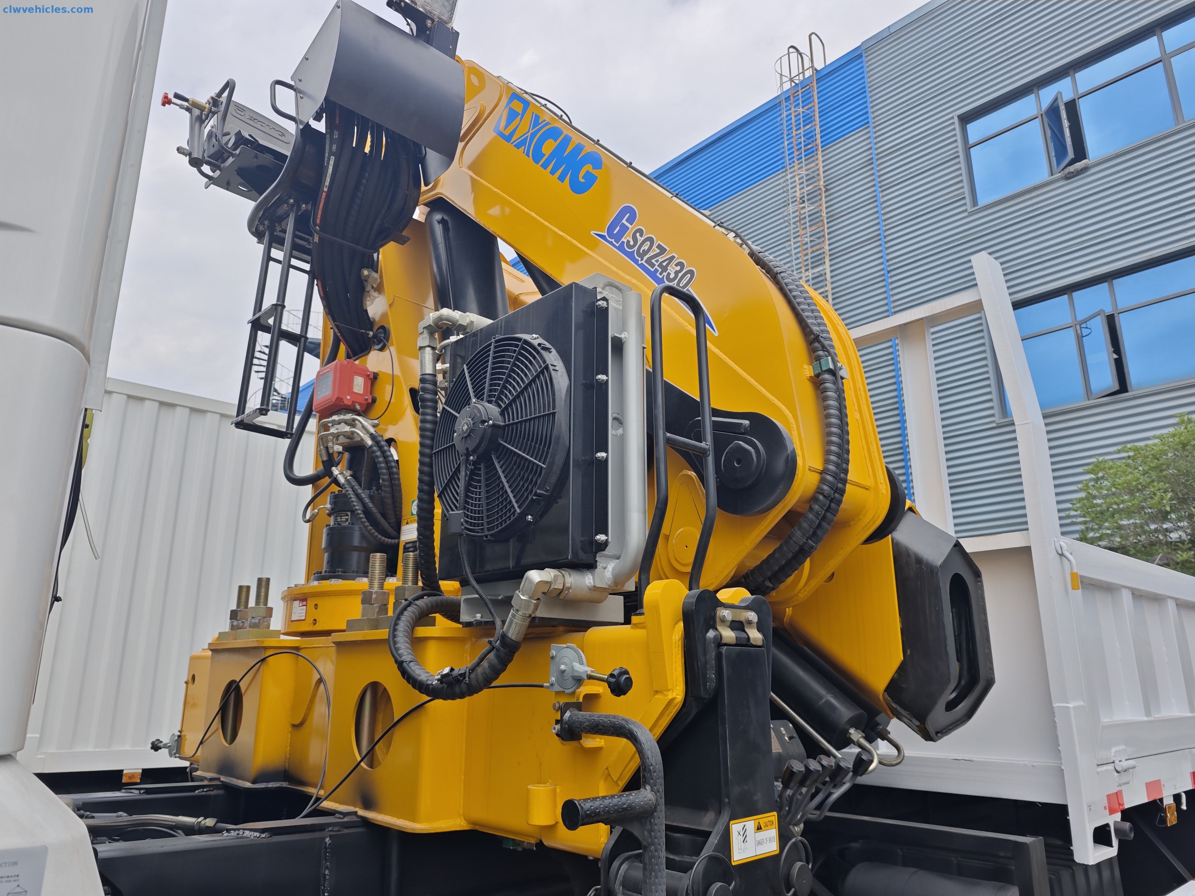 Shacman knuckle boom truck performing precise lifting with 360-degree rotation