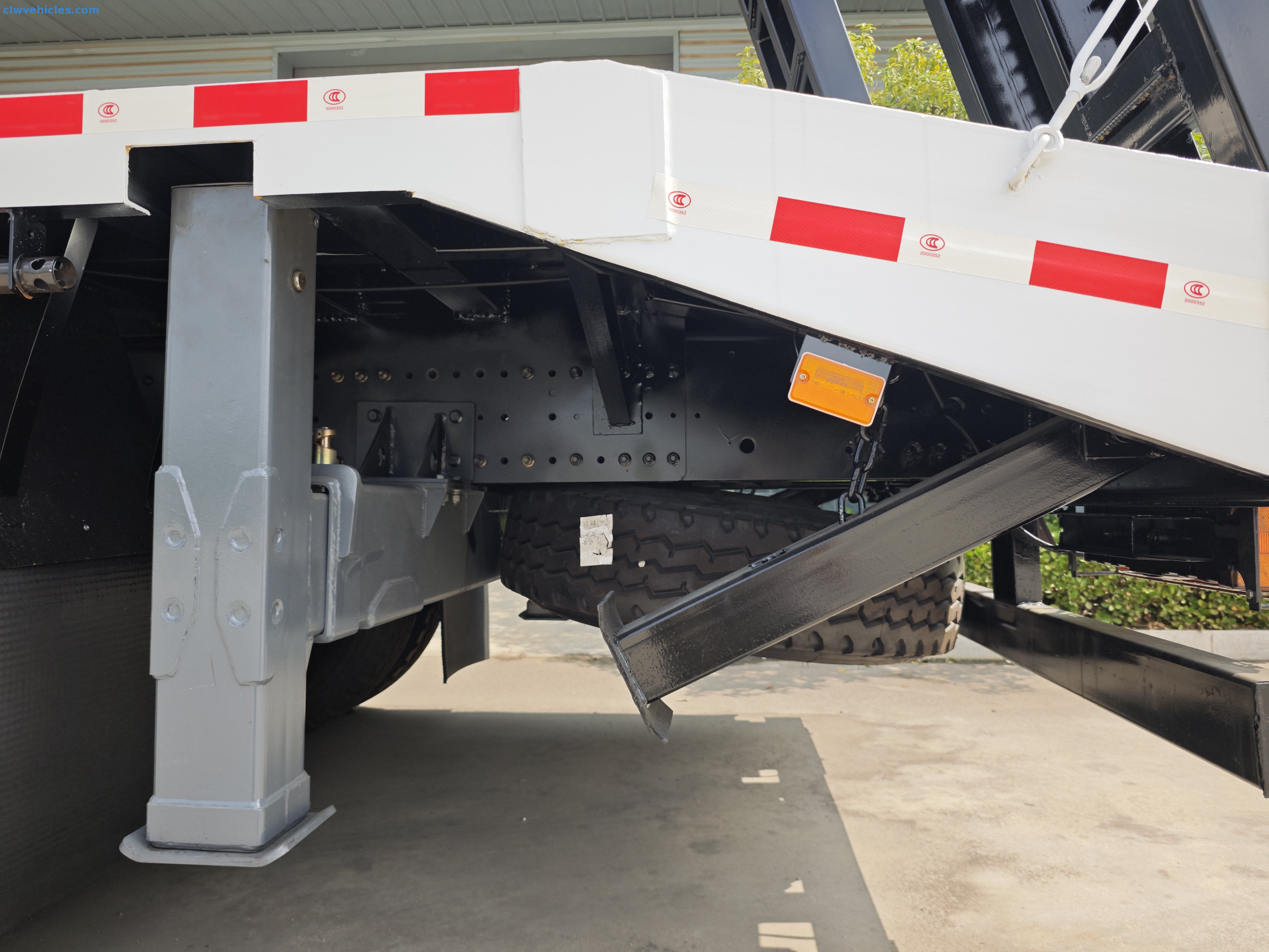 Shacman 33 ton heavy duty flatbed crane truck for logistics and transport