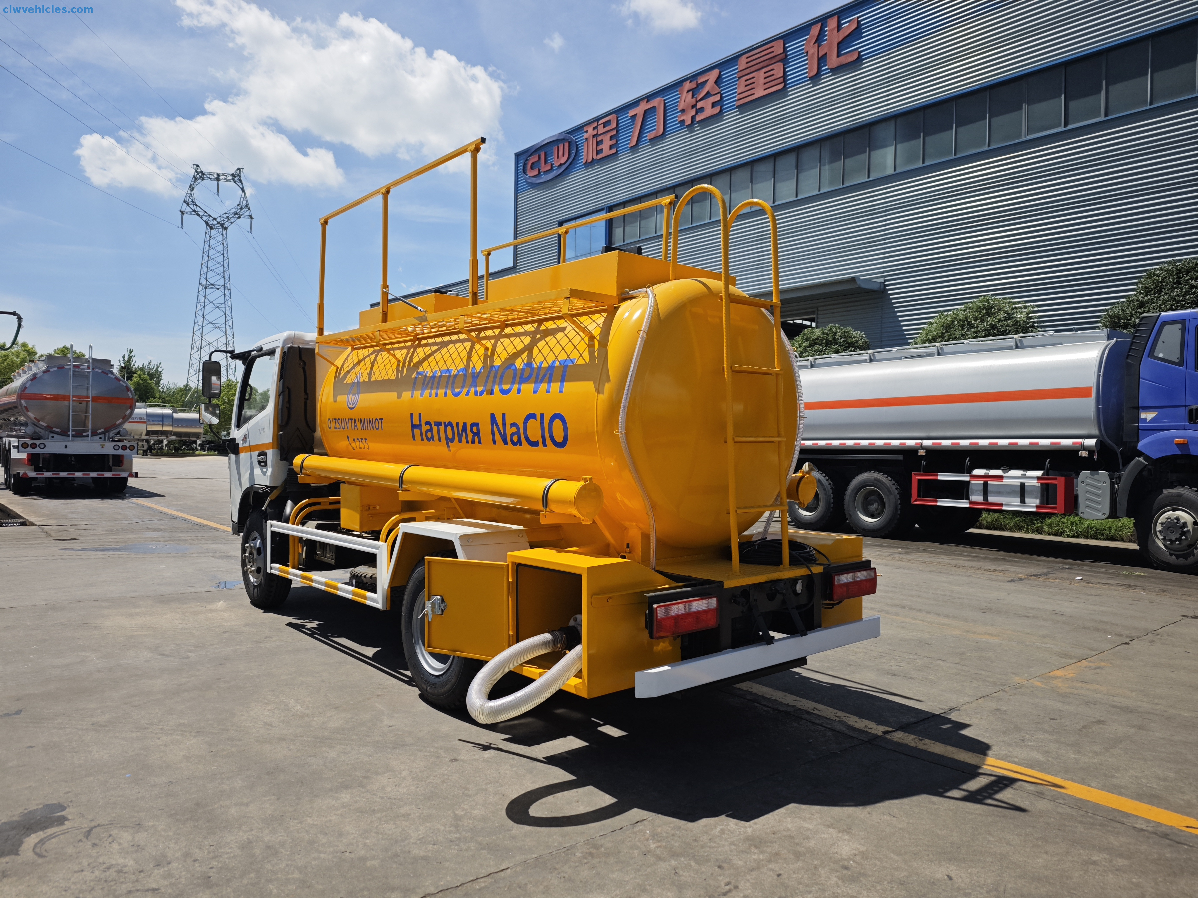 Dongfeng 4x2 4cbm Oil Tanker Truck